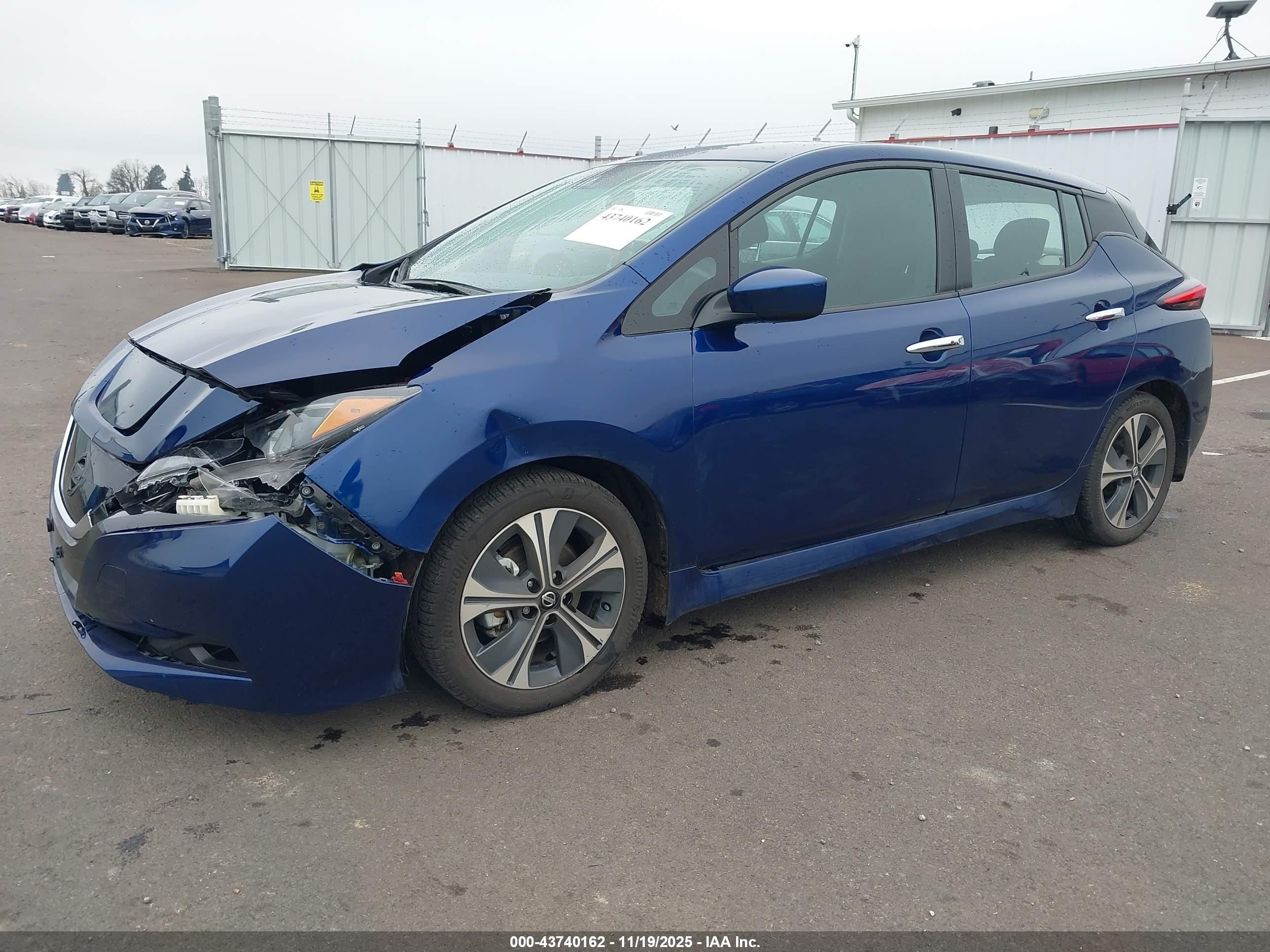NISSAN LEAF image 2