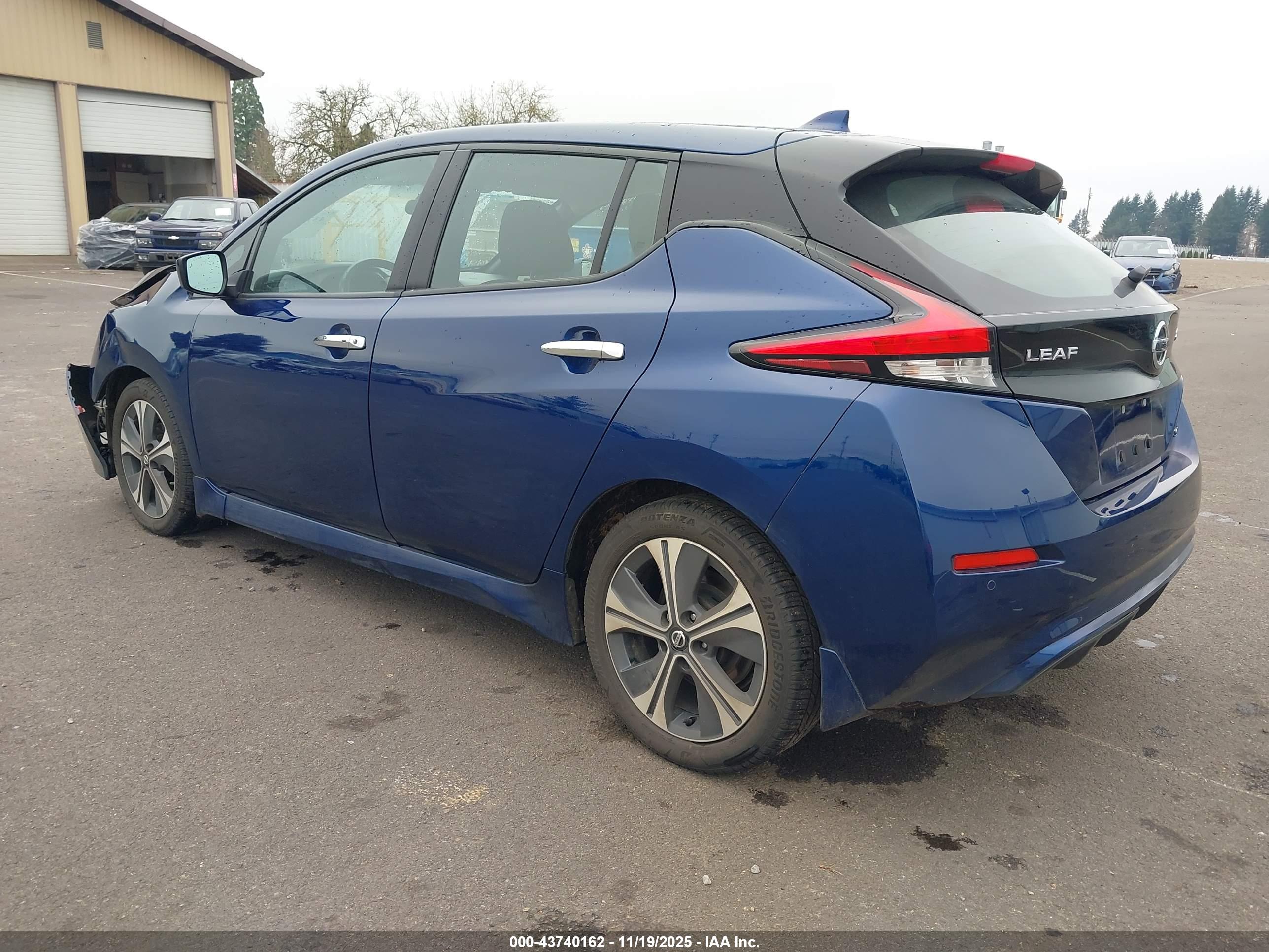 NISSAN LEAF image 3