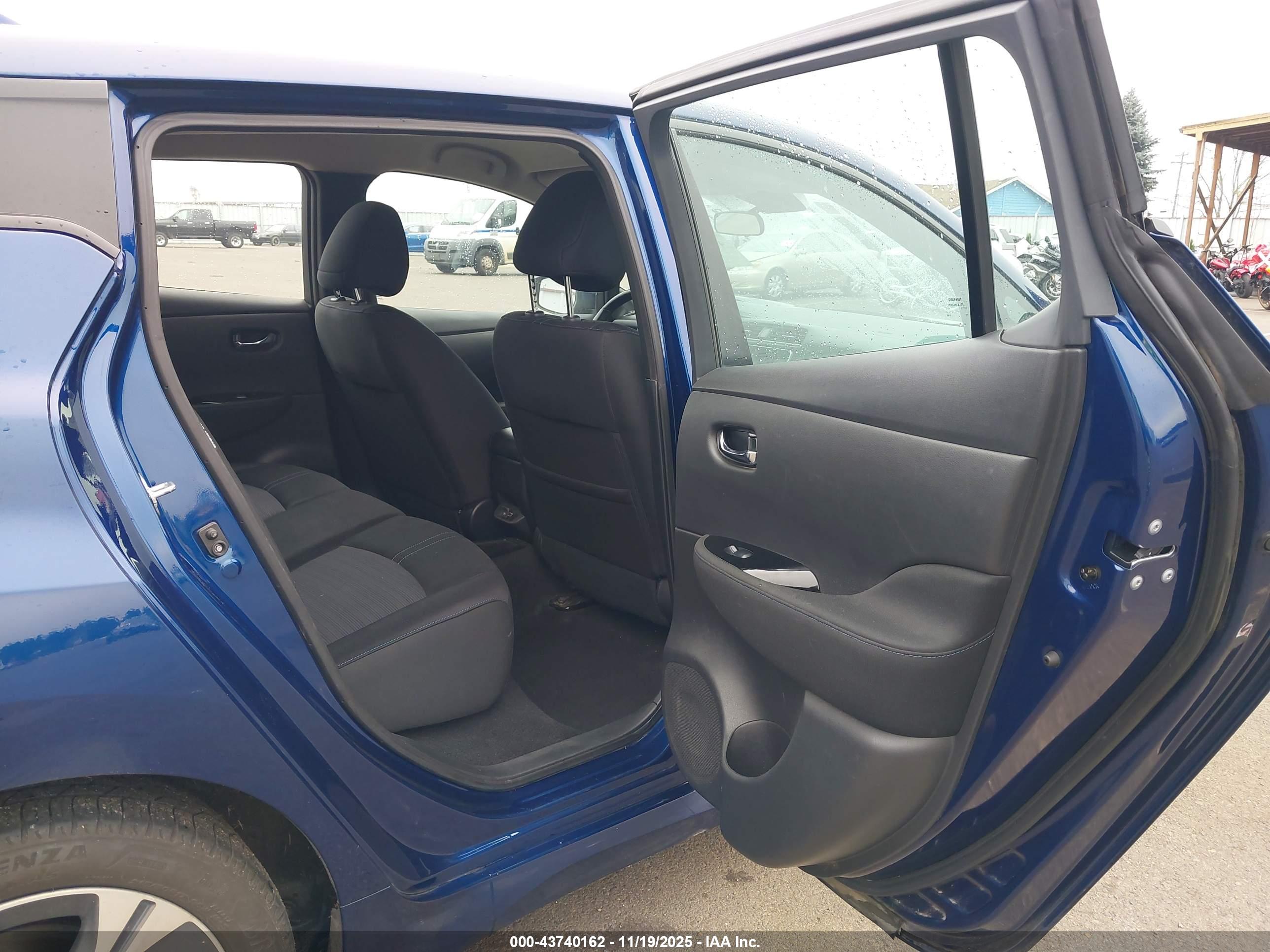 NISSAN LEAF image 8