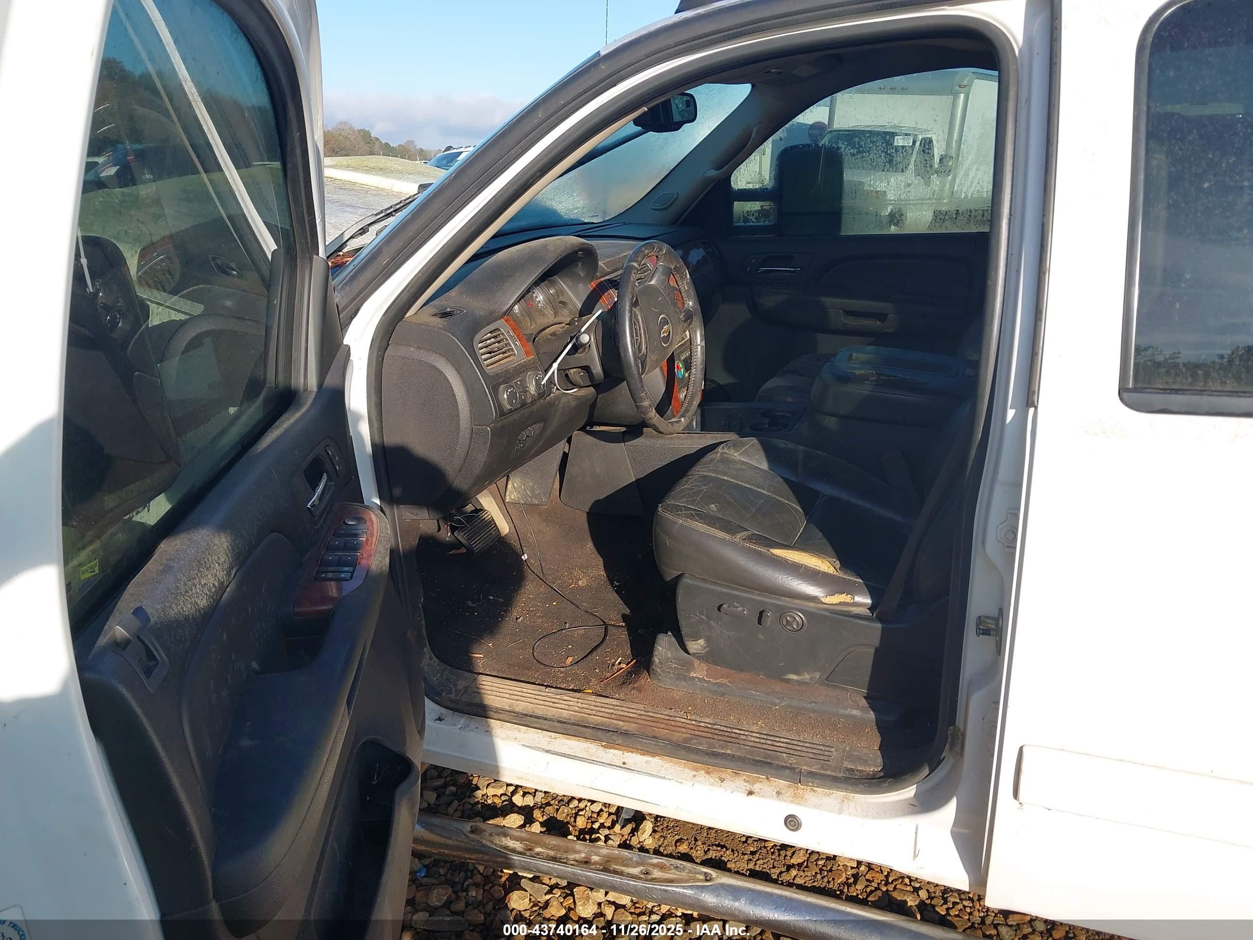 CHEVROLET SILVERADO image 5