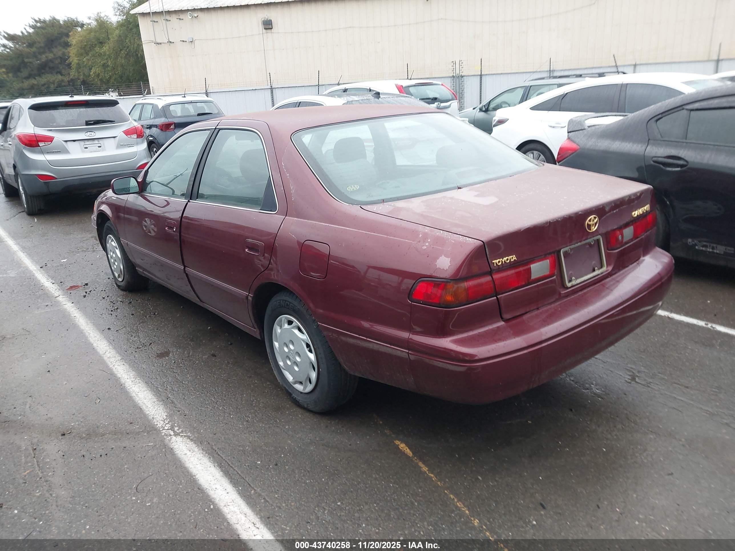 TOYOTA CAMRY image 3