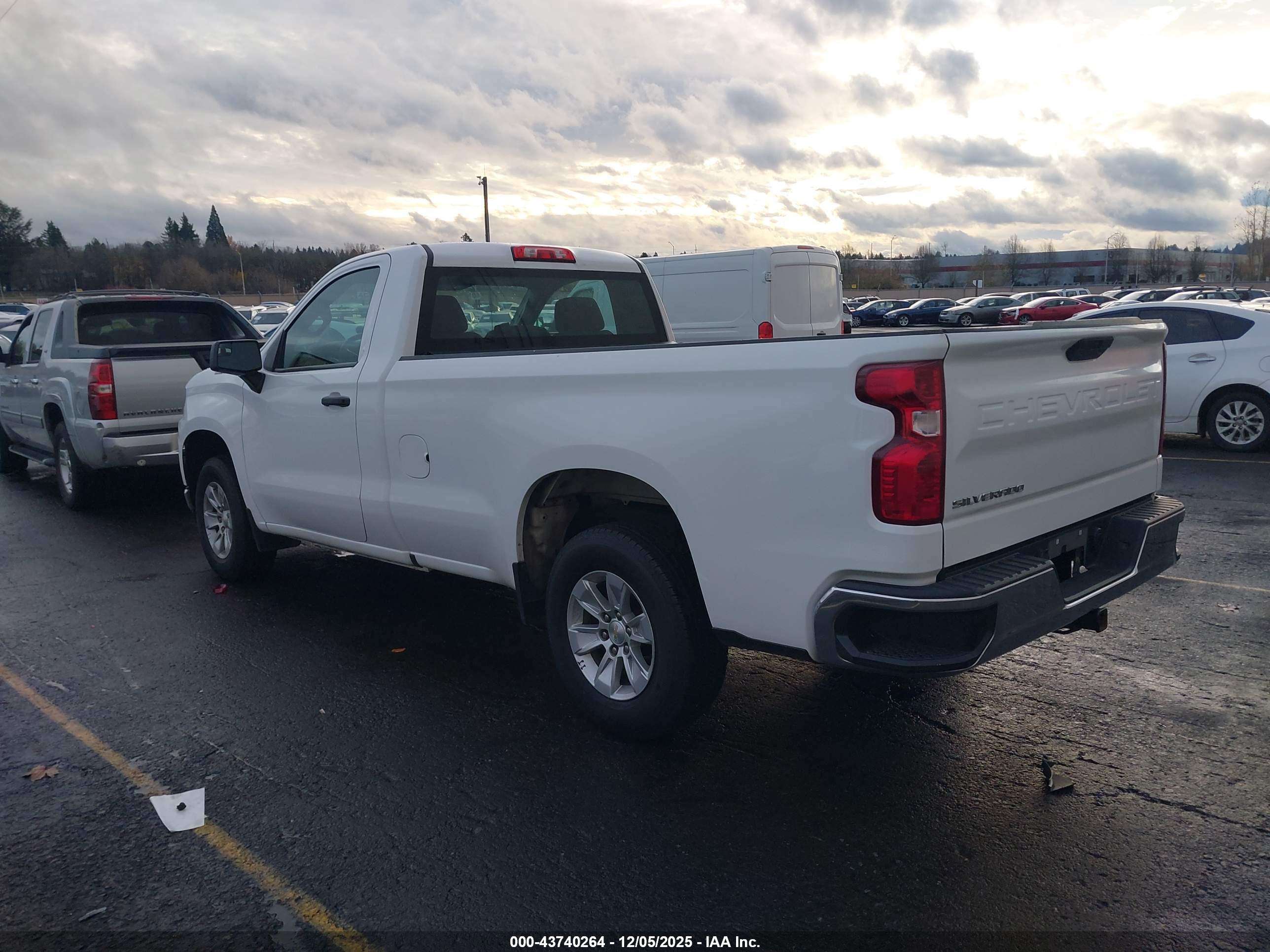 CHEVROLET SILVERADO image 3