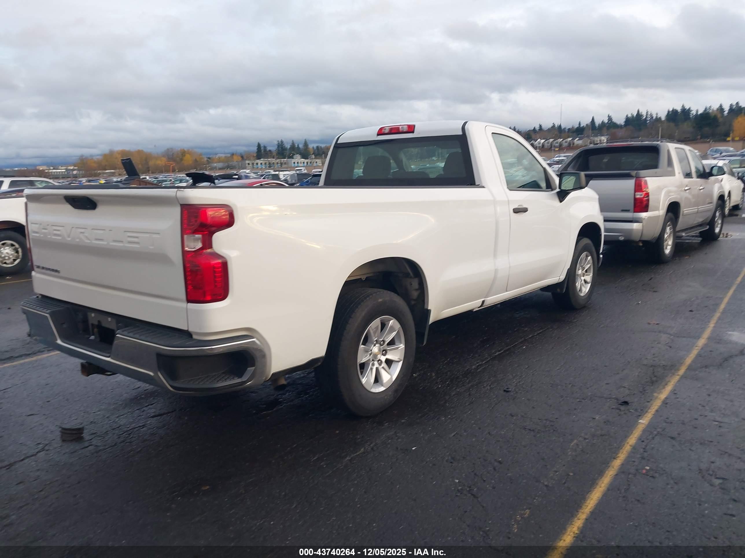 CHEVROLET SILVERADO image 4