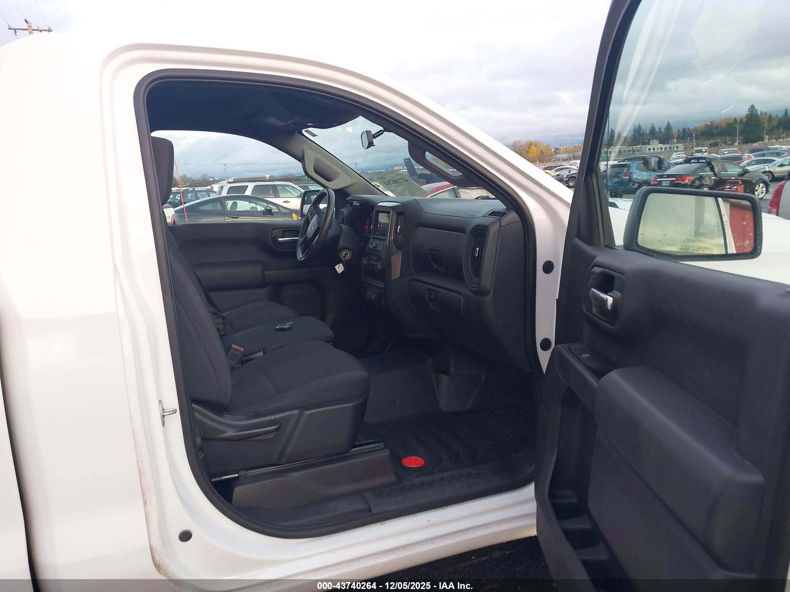 CHEVROLET SILVERADO image 5