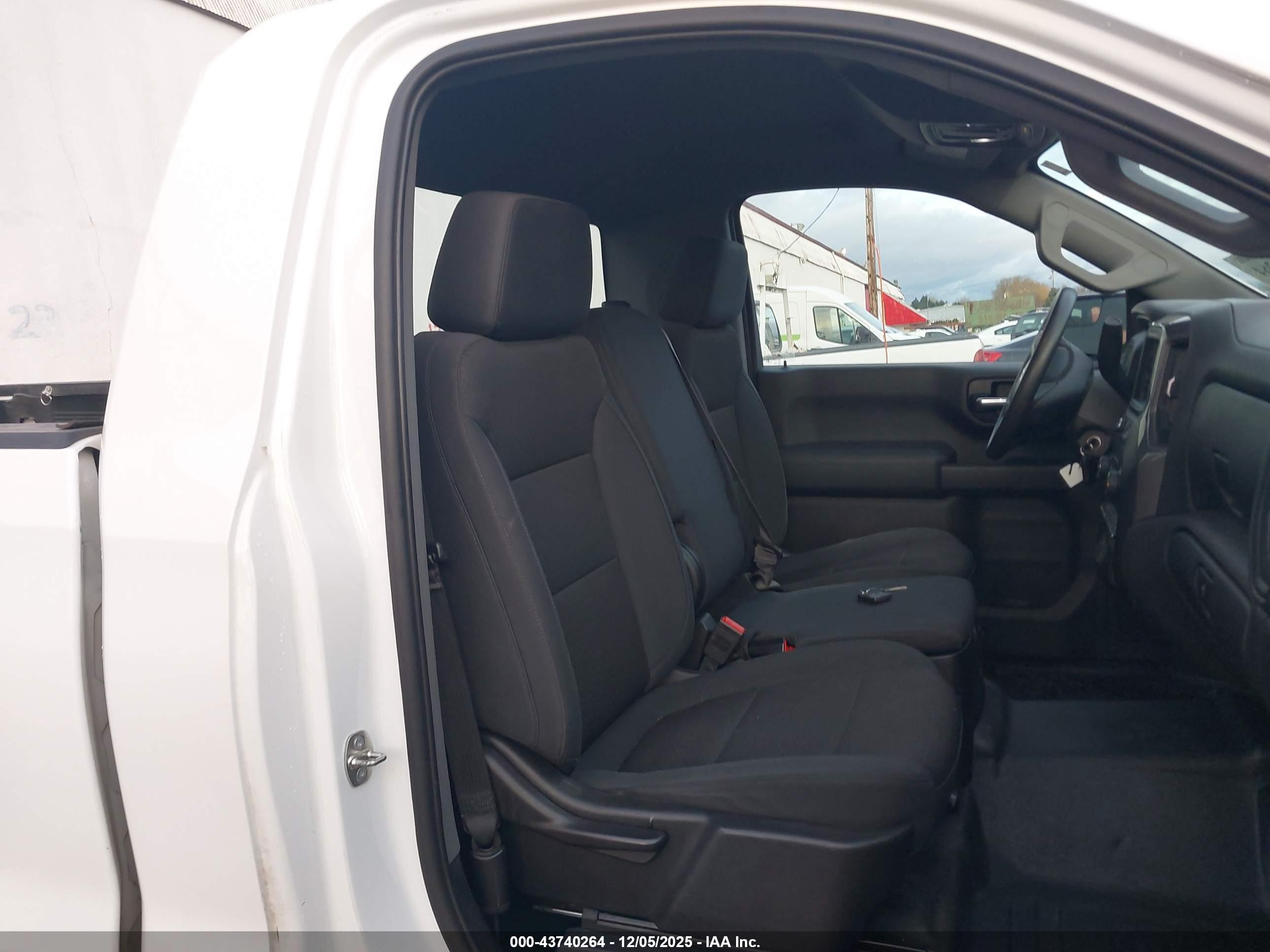 CHEVROLET SILVERADO image 8