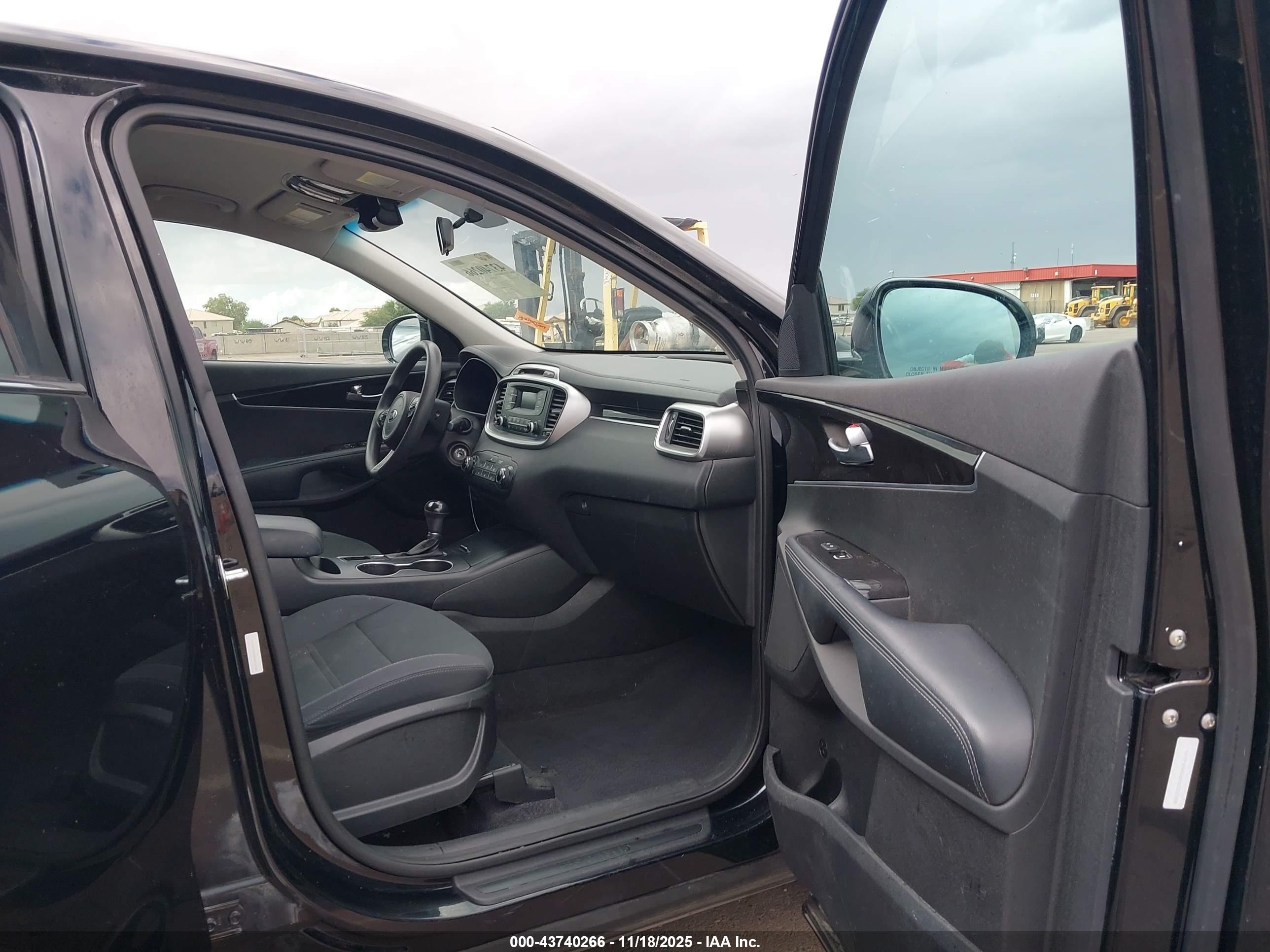 KIA SORENTO image 5