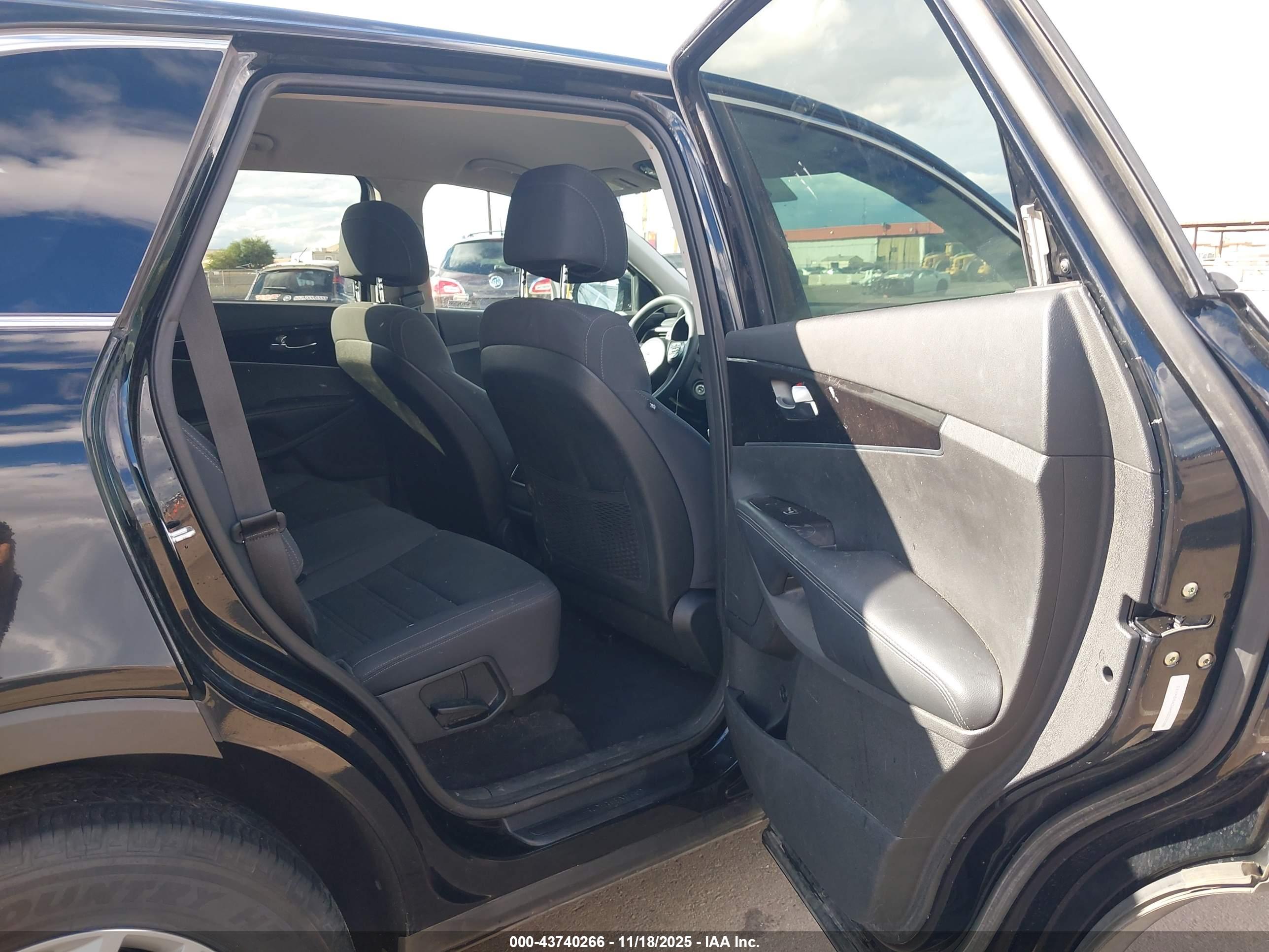 KIA SORENTO image 8