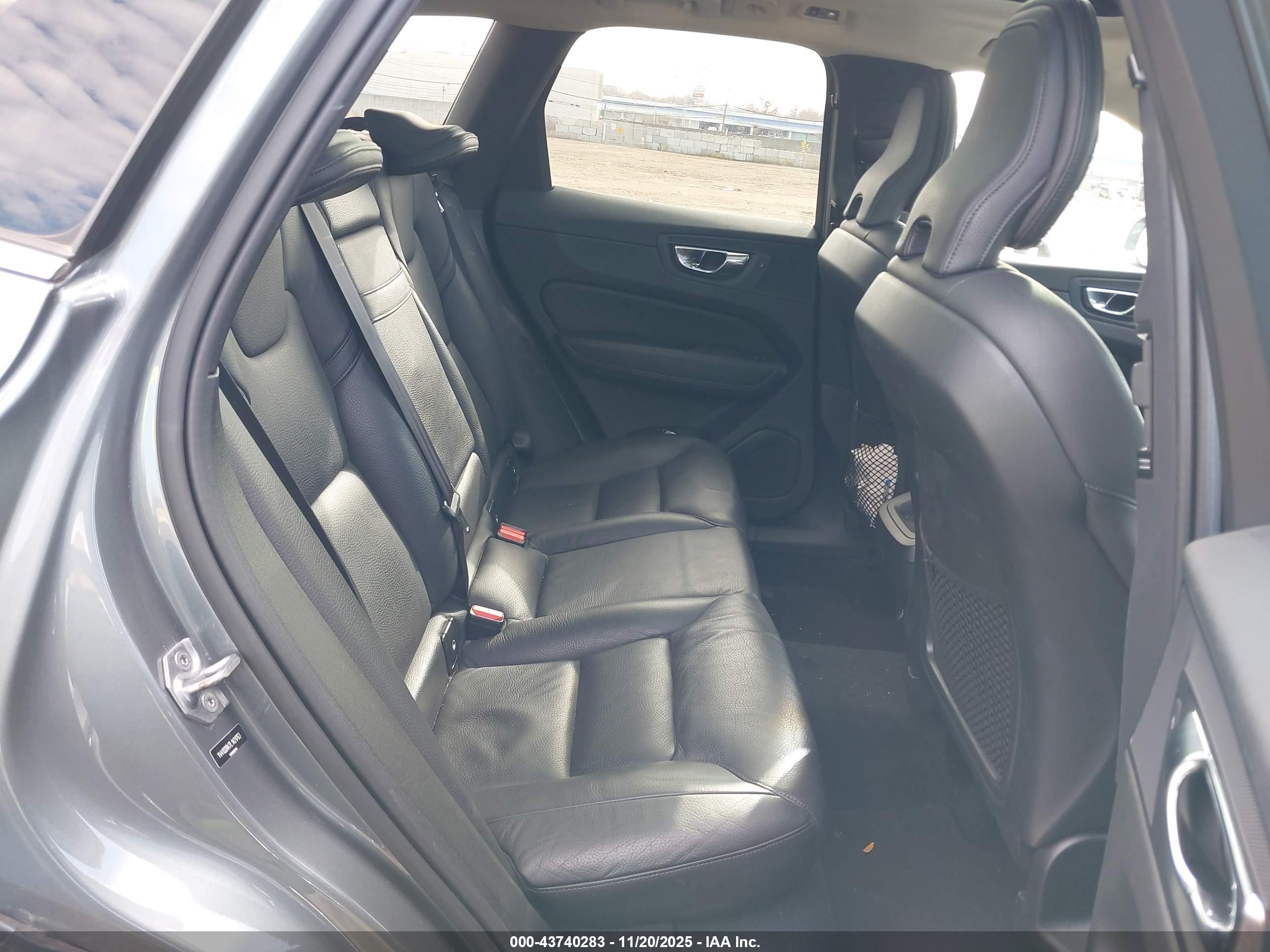 VOLVO XC60 image 8