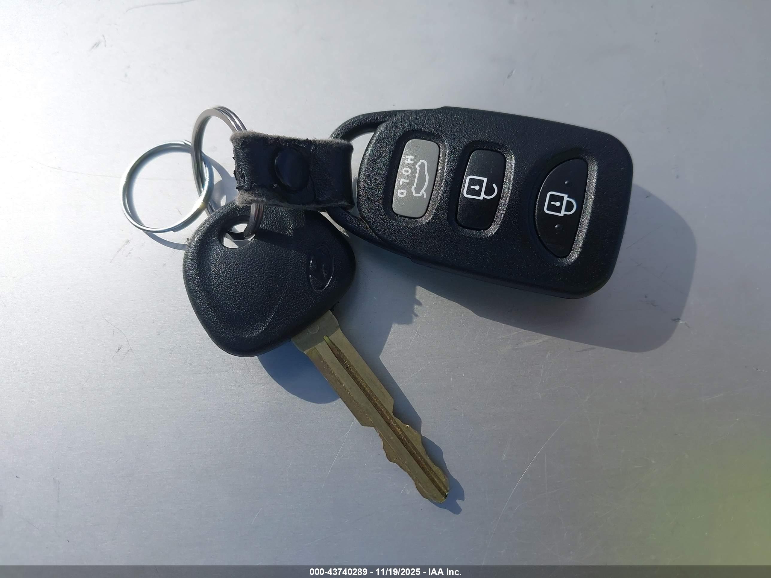 HYUNDAI ELANTRA image 11
