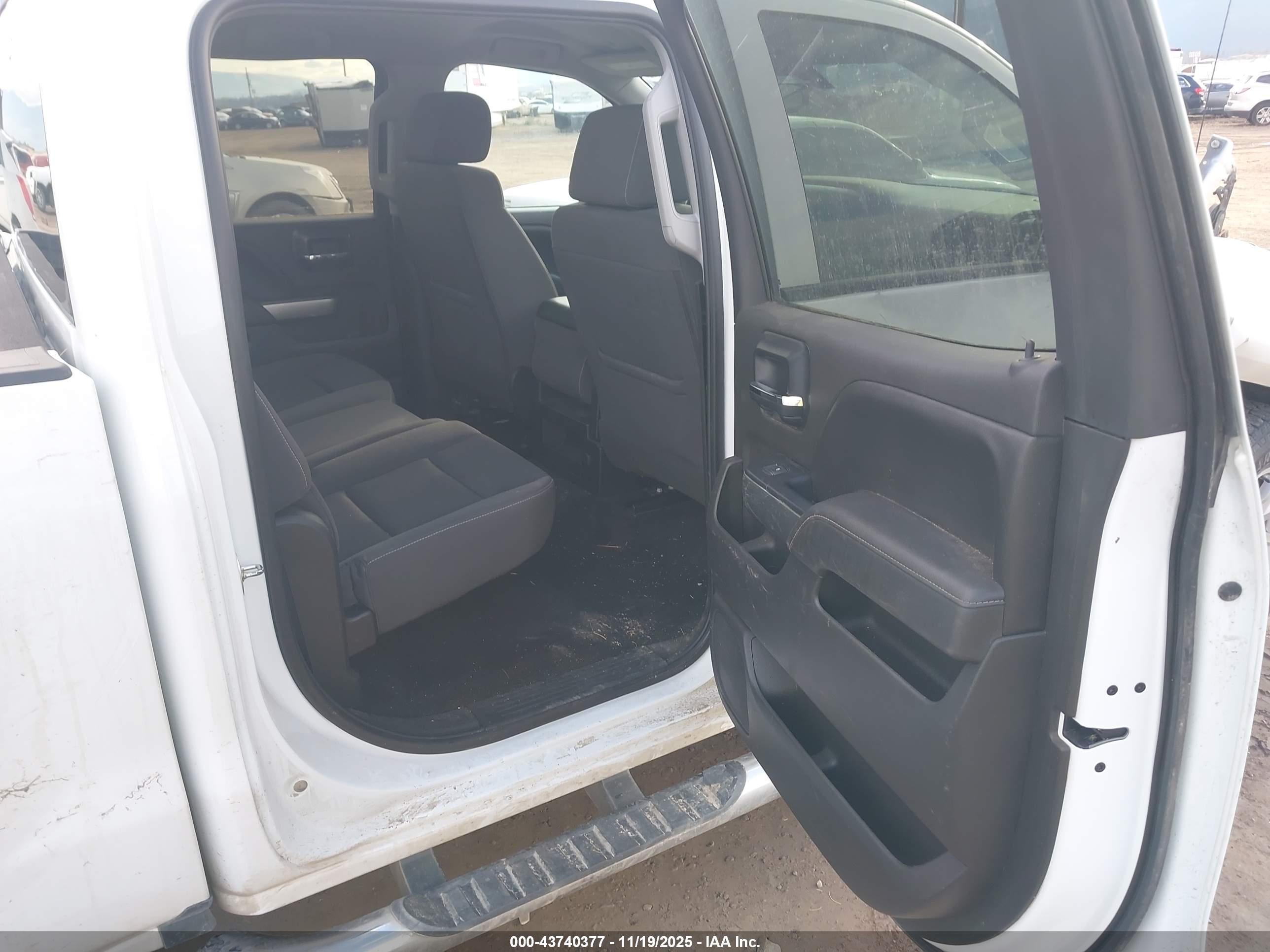 CHEVROLET SILVERADO image 8