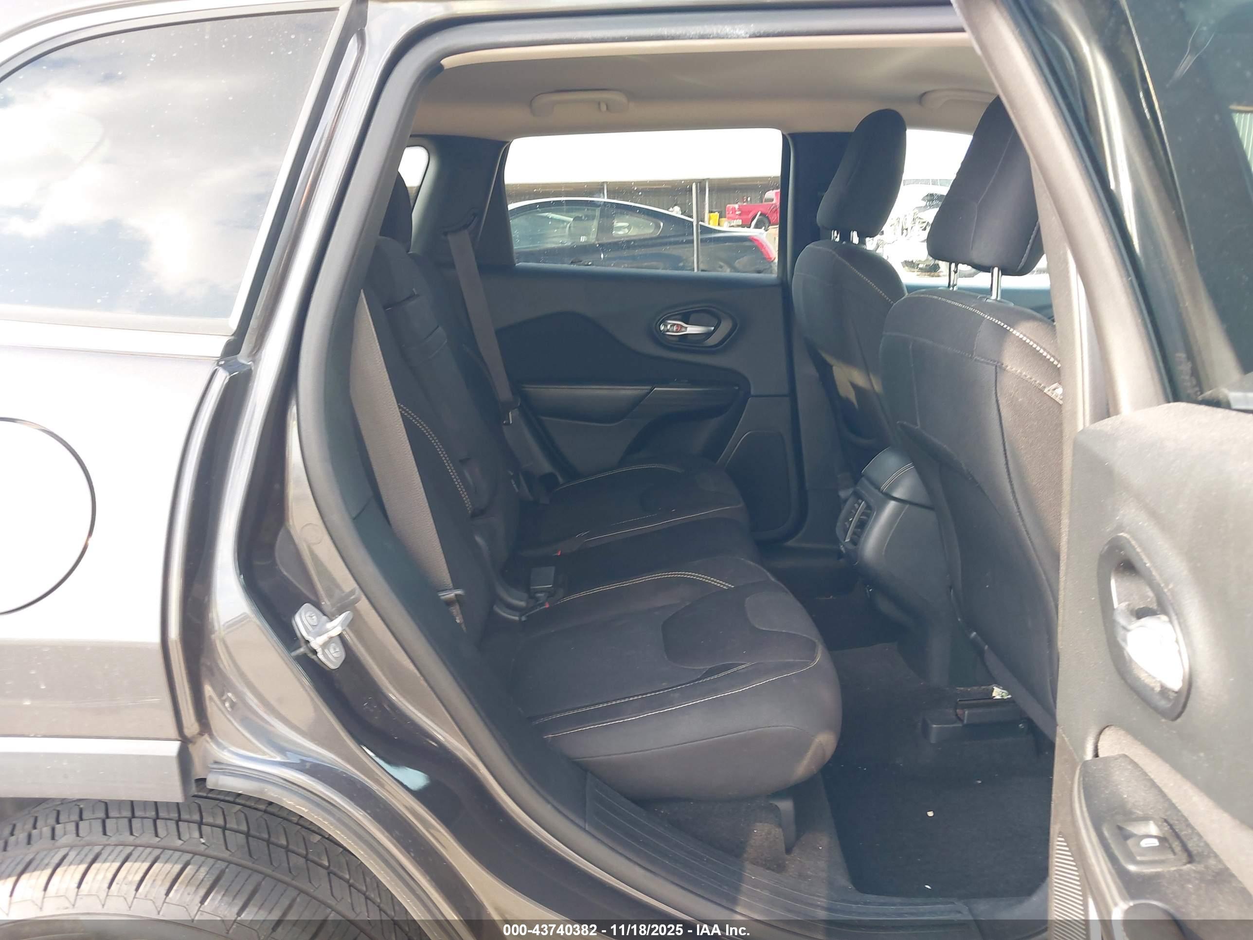 JEEP CHEROKEE image 8