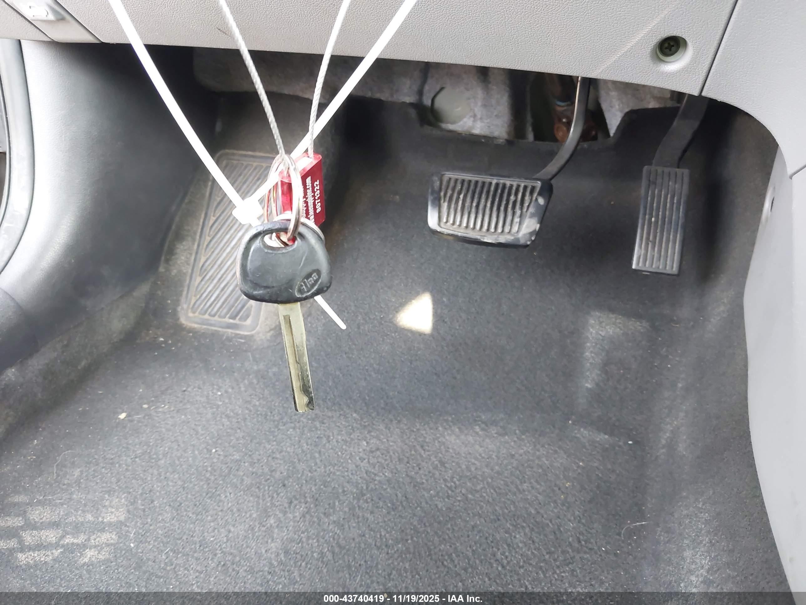 HYUNDAI ACCENT image 11