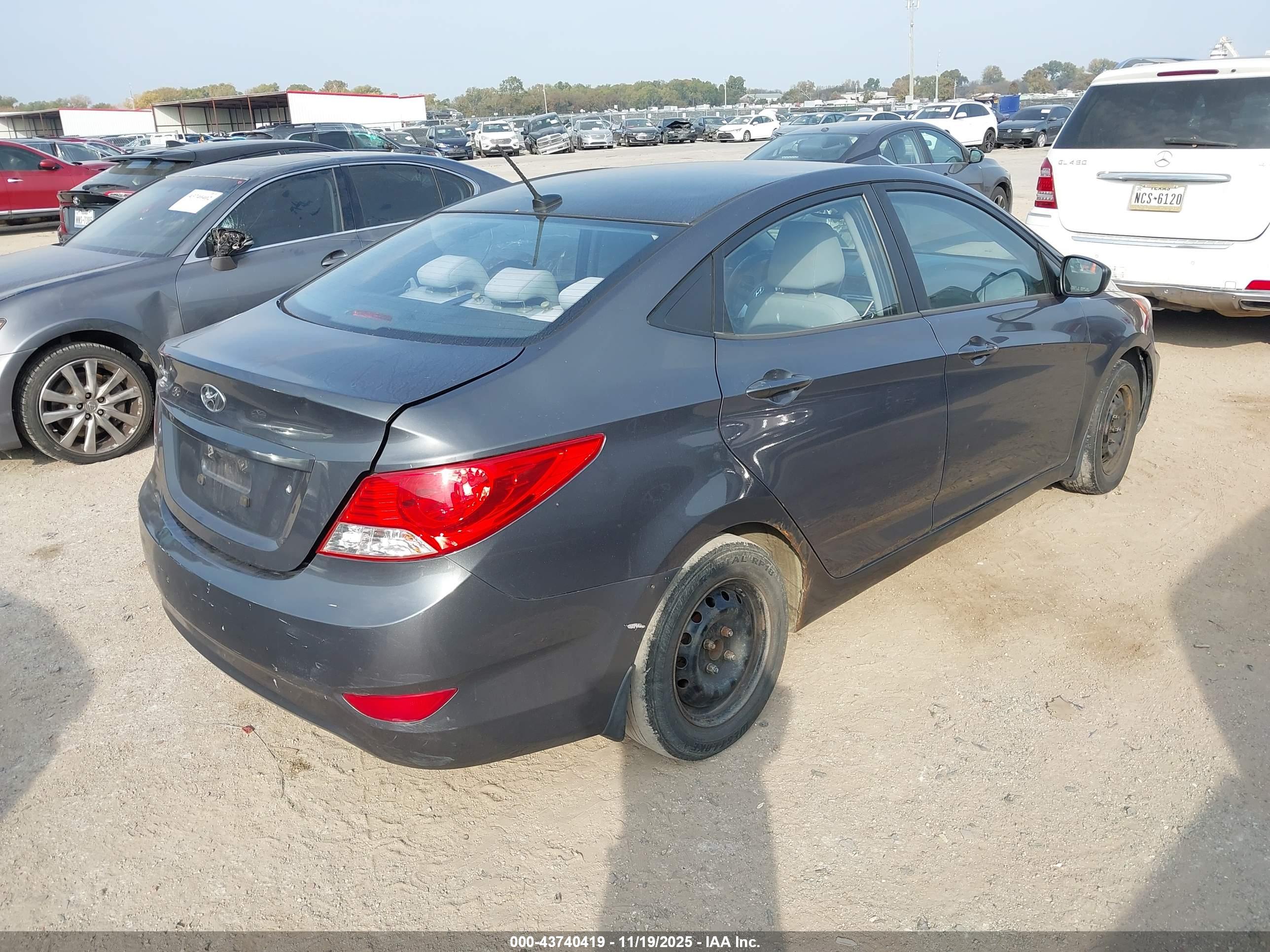 HYUNDAI ACCENT image 4