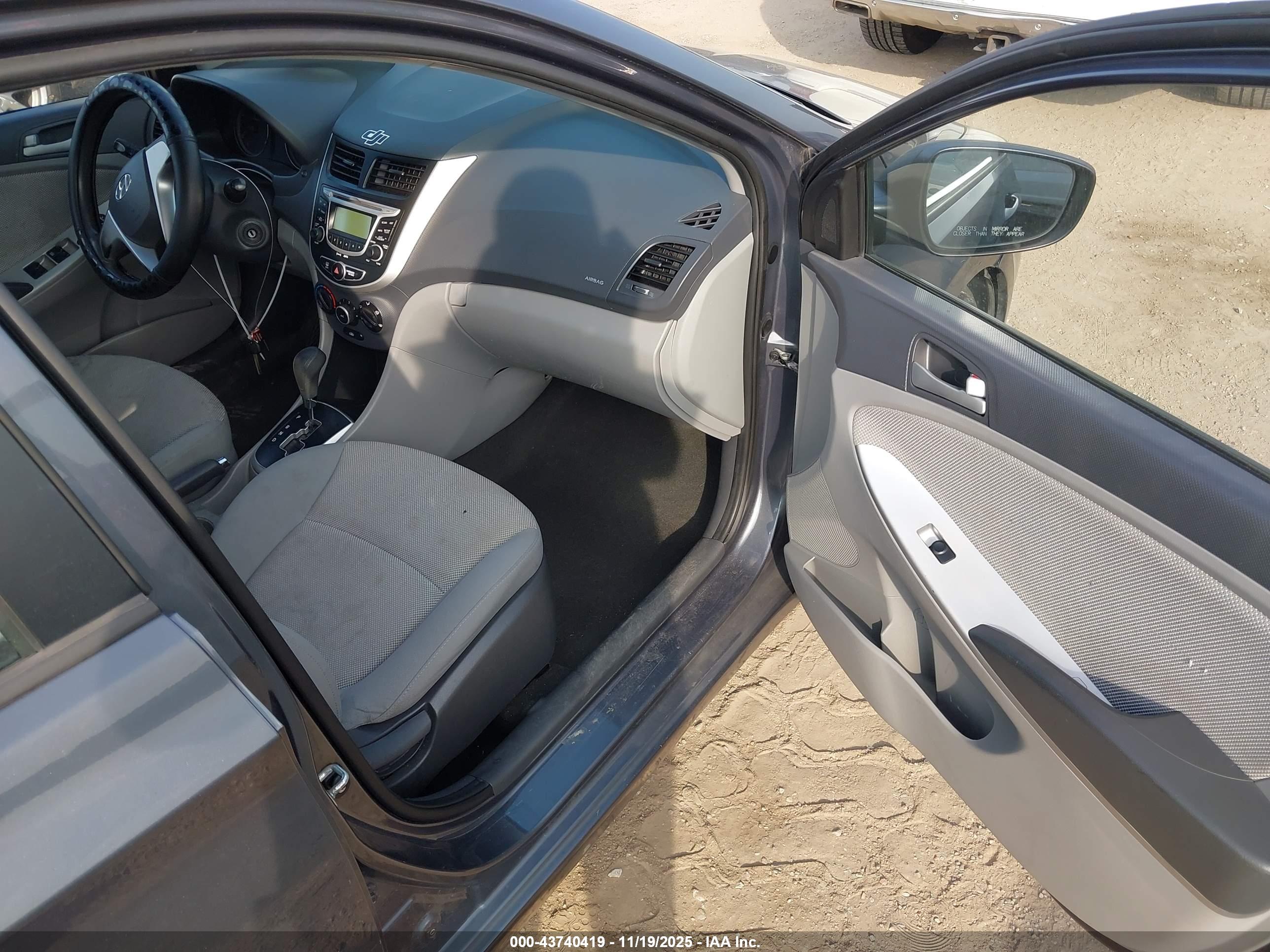 HYUNDAI ACCENT image 5