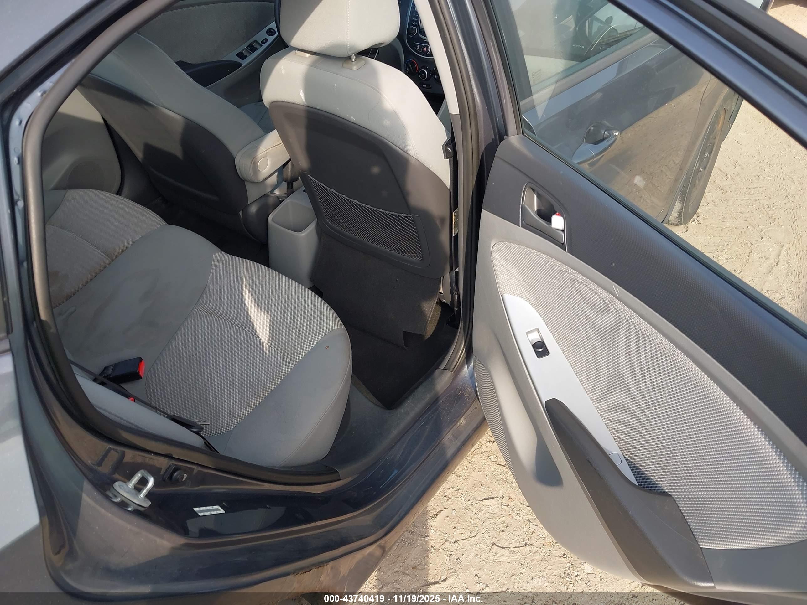 HYUNDAI ACCENT image 8