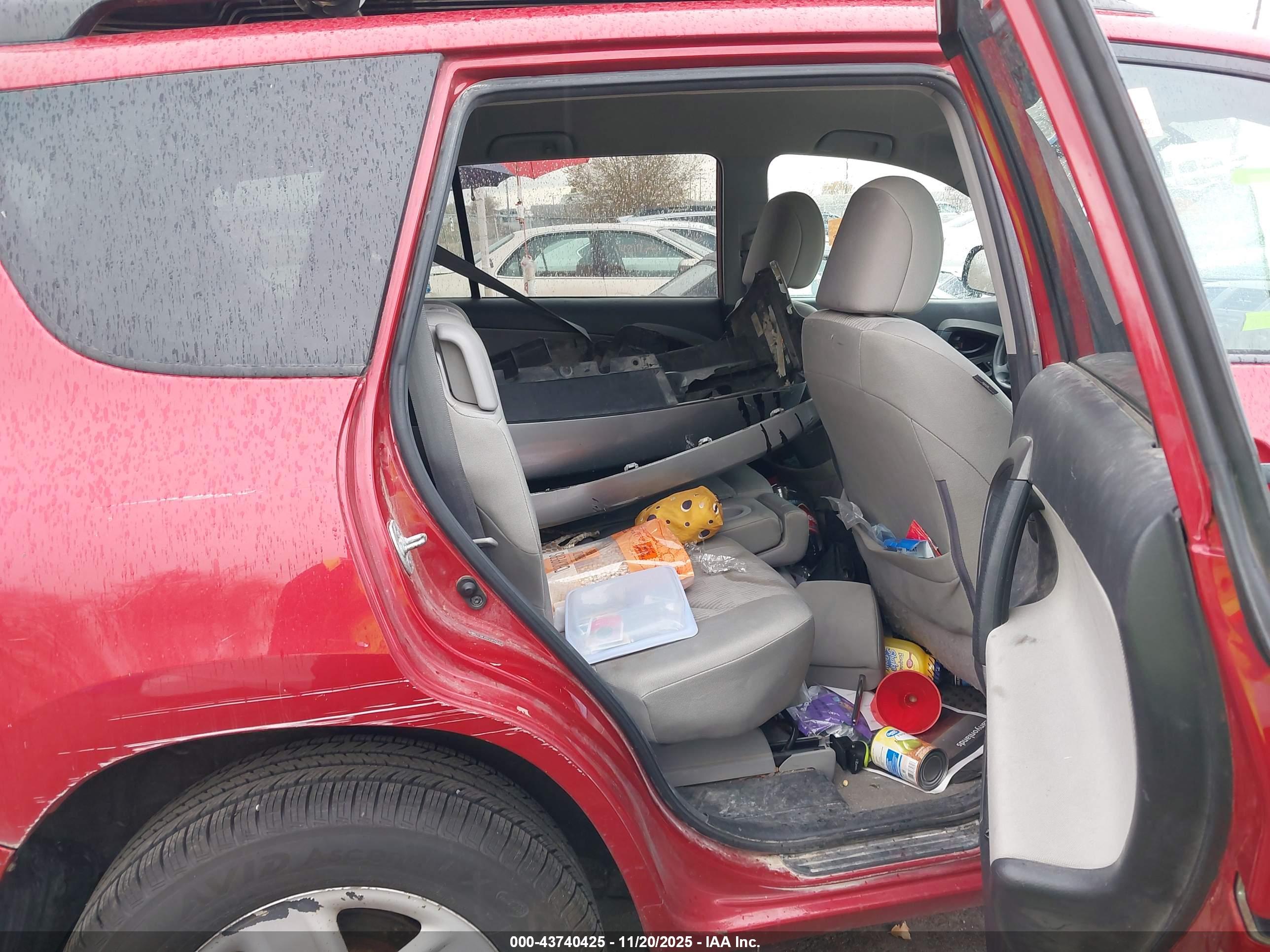 TOYOTA RAV4 image 8