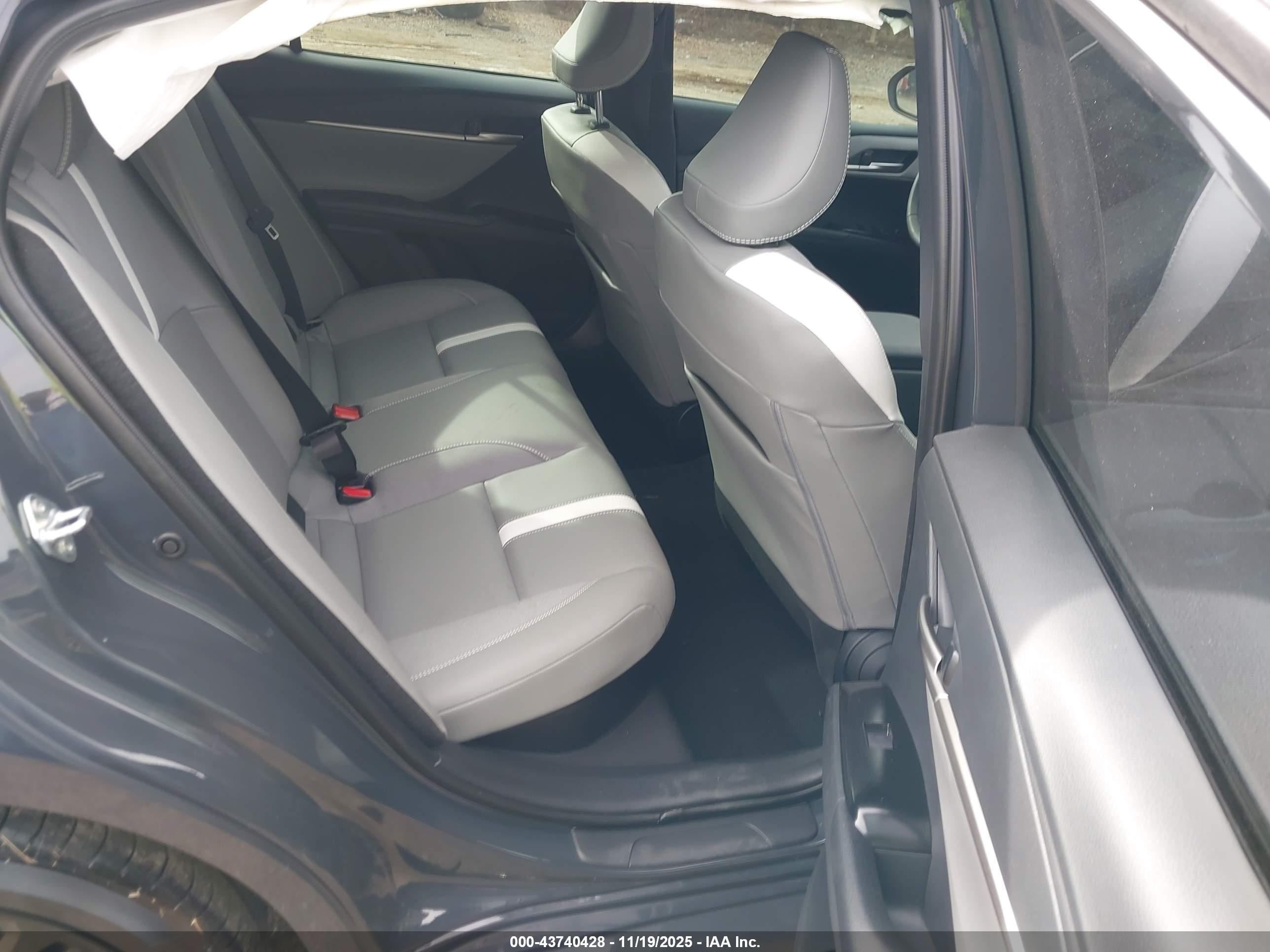 TOYOTA CAMRY image 8