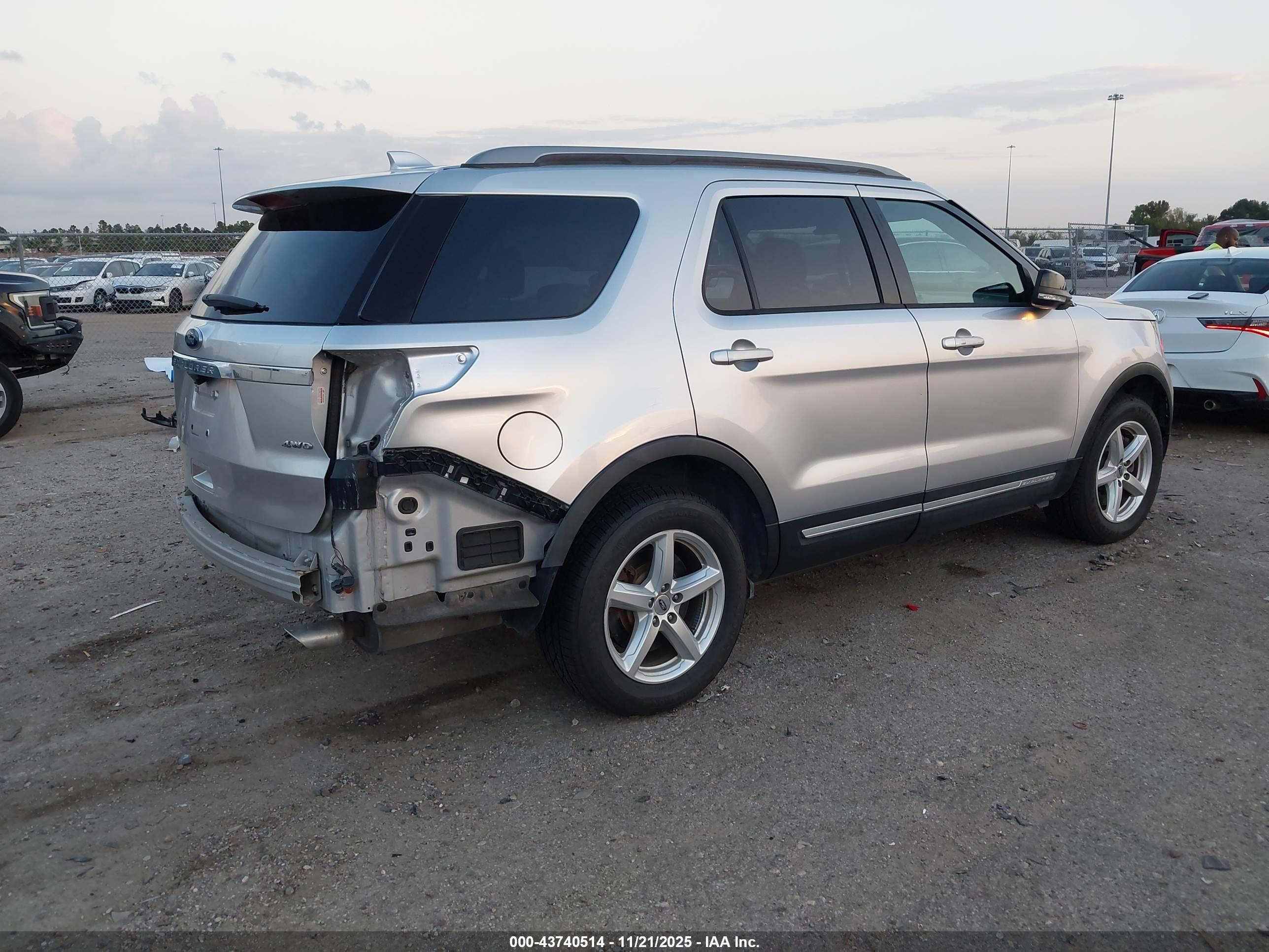 FORD EXPLORER image 4