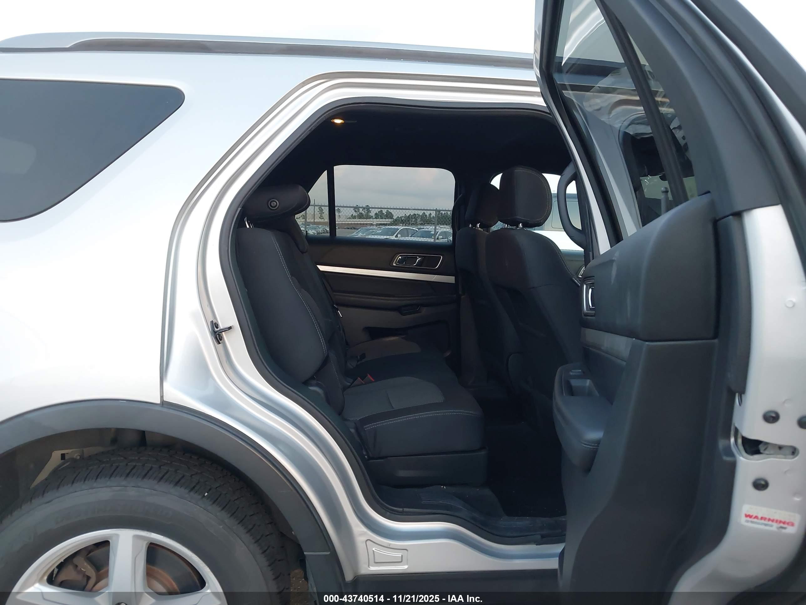 FORD EXPLORER image 8