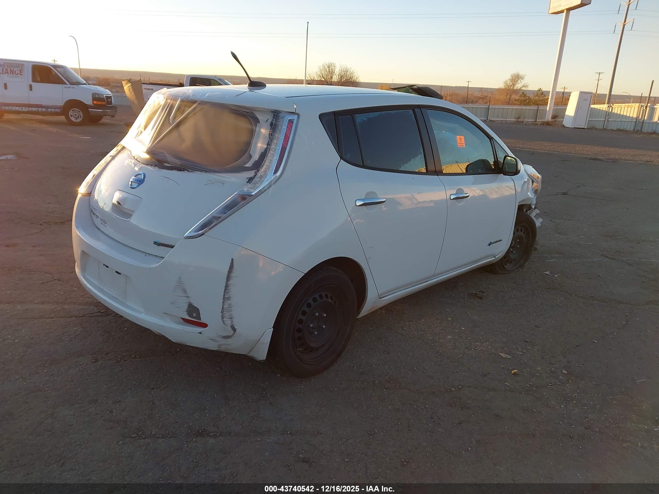 NISSAN LEAF image 4
