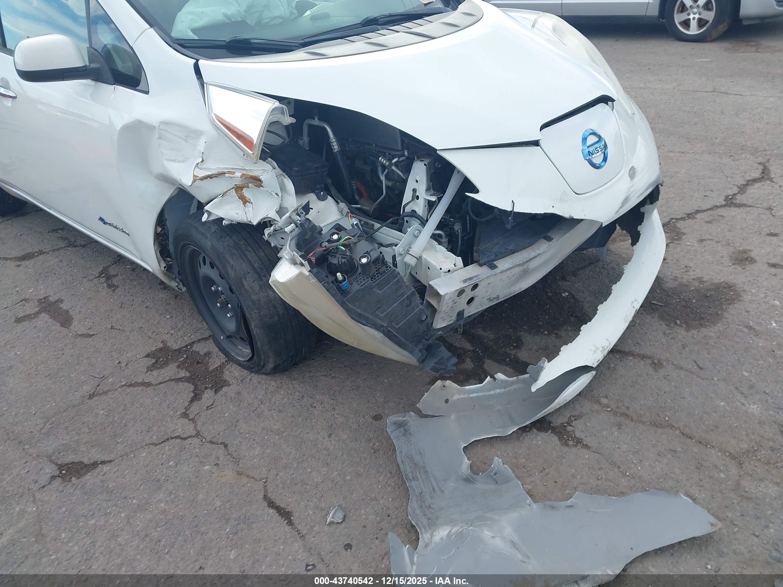 NISSAN LEAF image 6