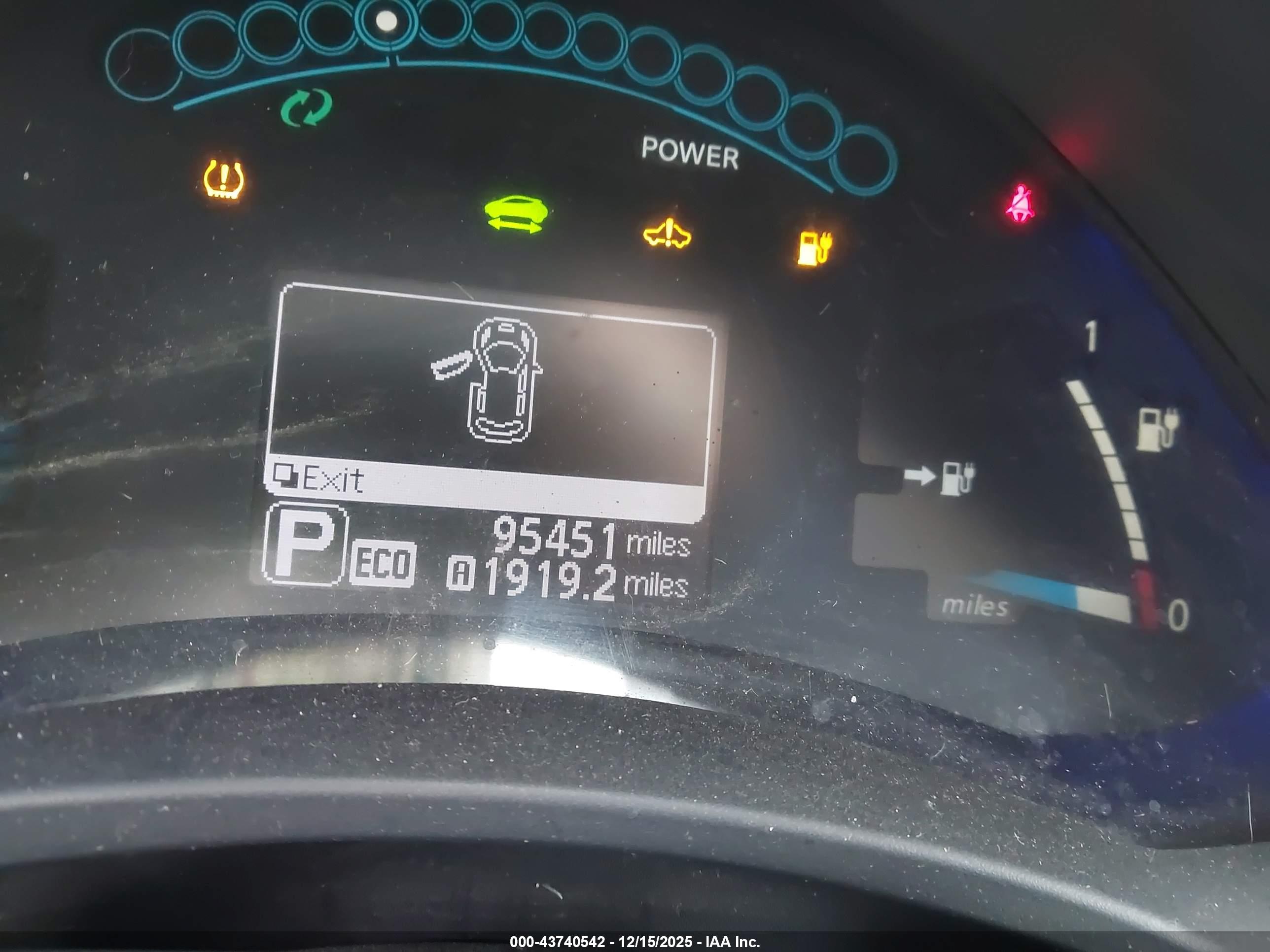 NISSAN LEAF image 7