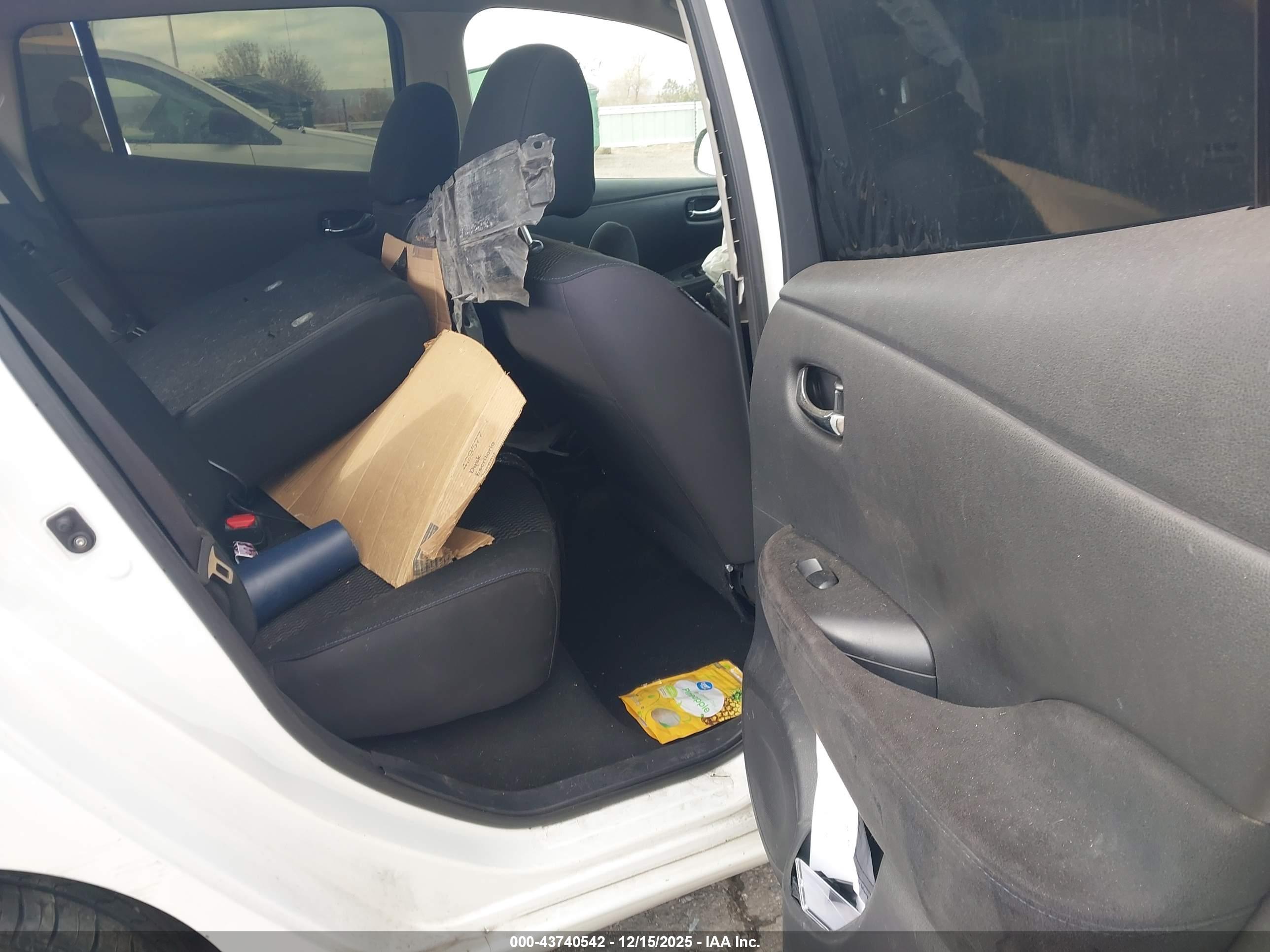 NISSAN LEAF image 8