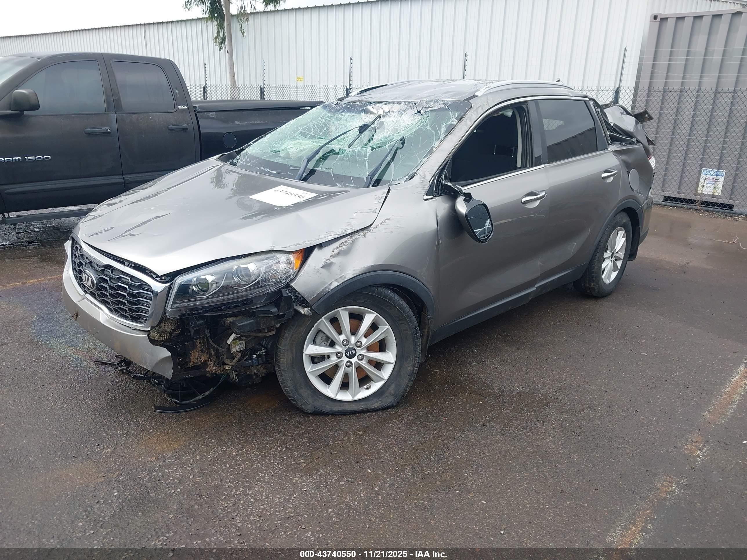 KIA SORENTO image 2