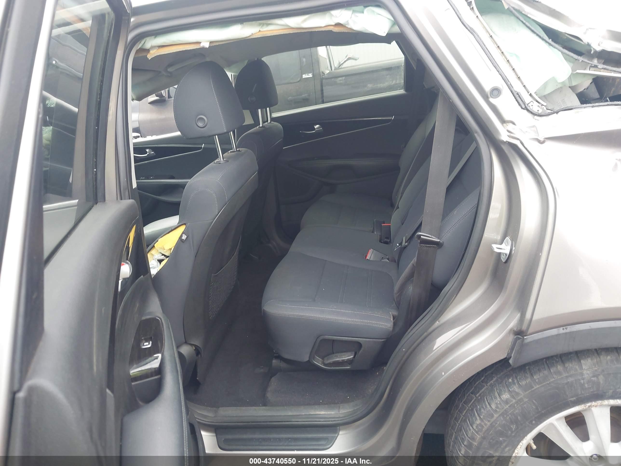 KIA SORENTO image 8