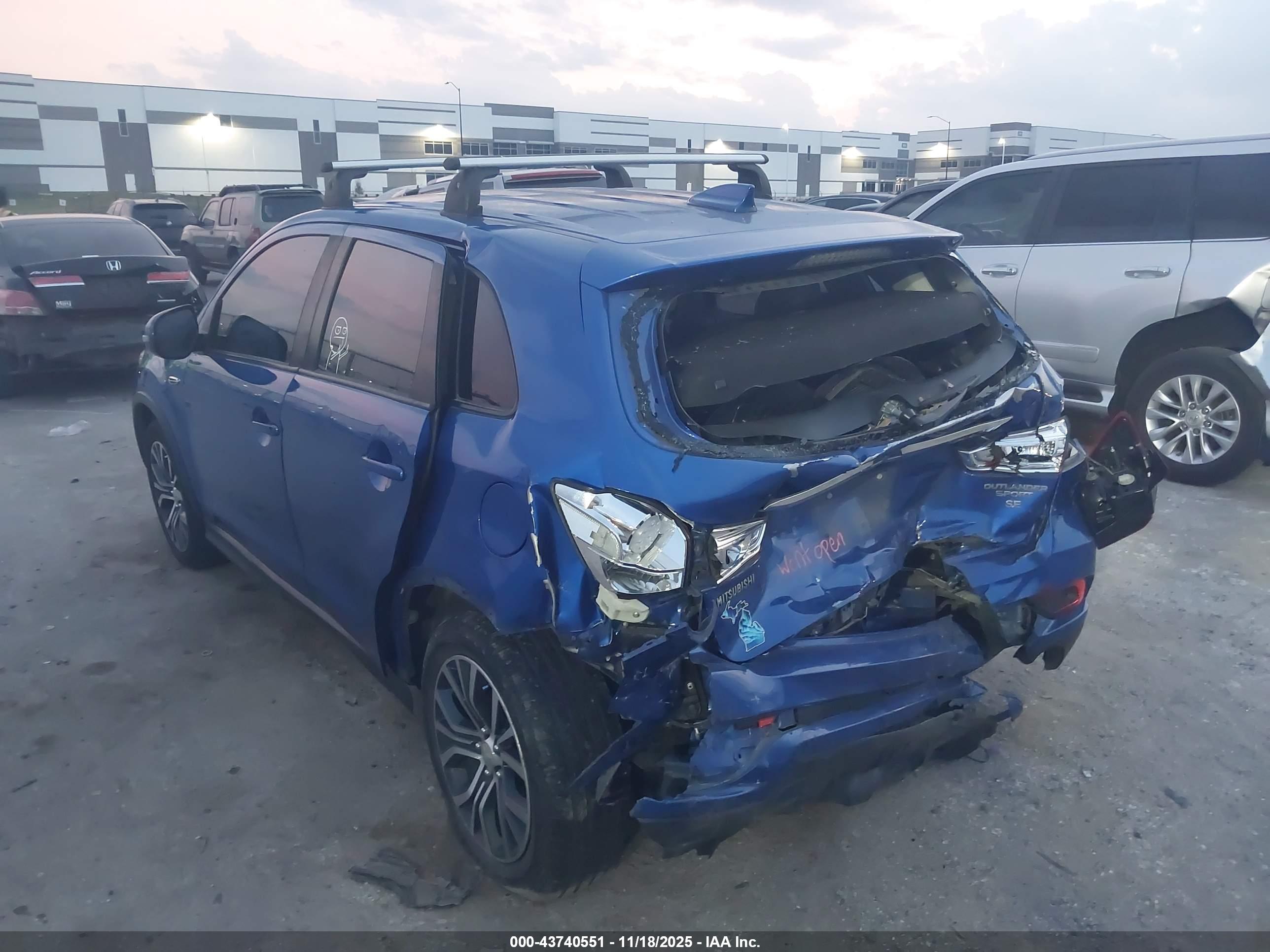MITSUBISHI OUTLANDER image 3