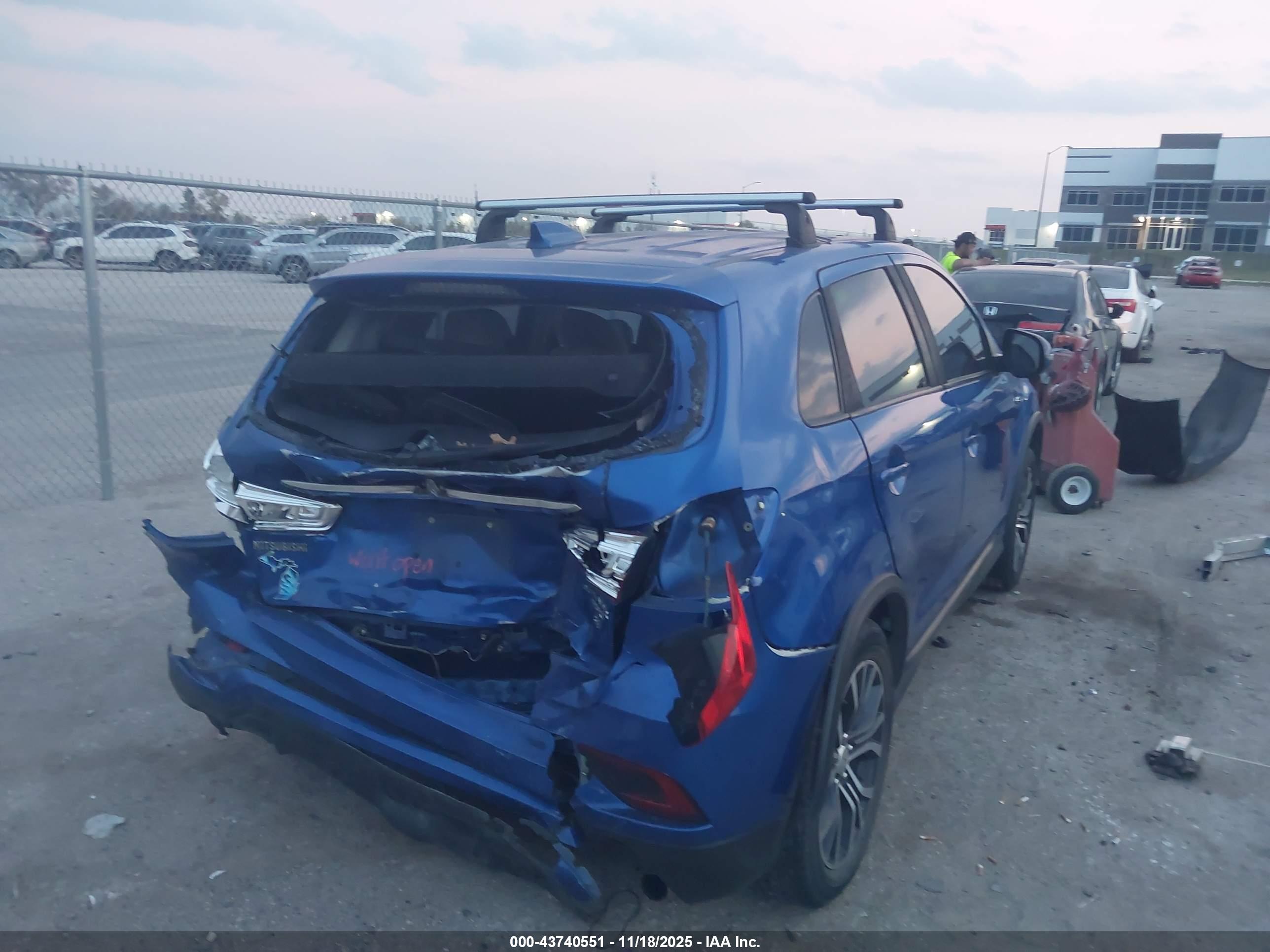 MITSUBISHI OUTLANDER image 4