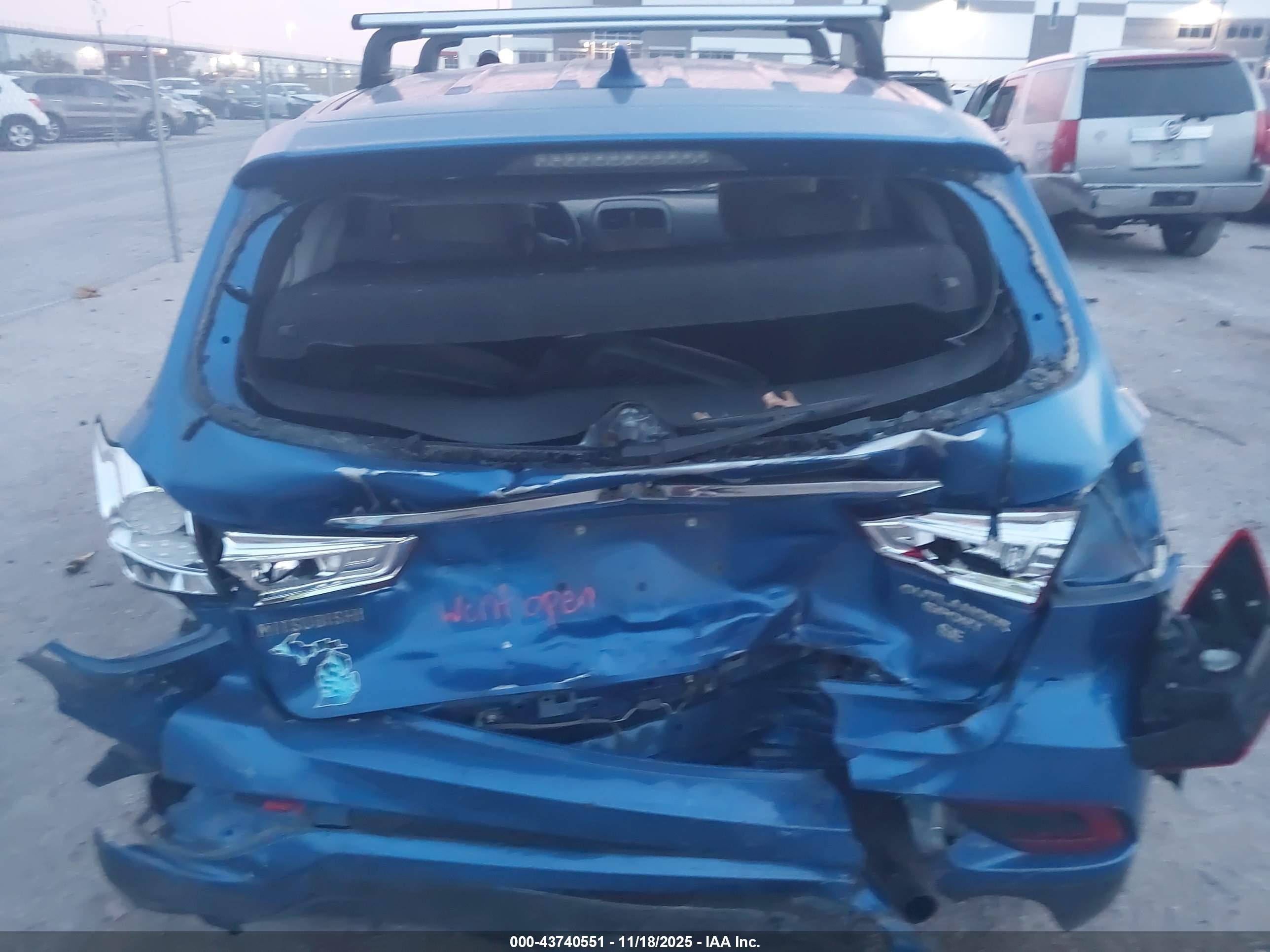 MITSUBISHI OUTLANDER image 6