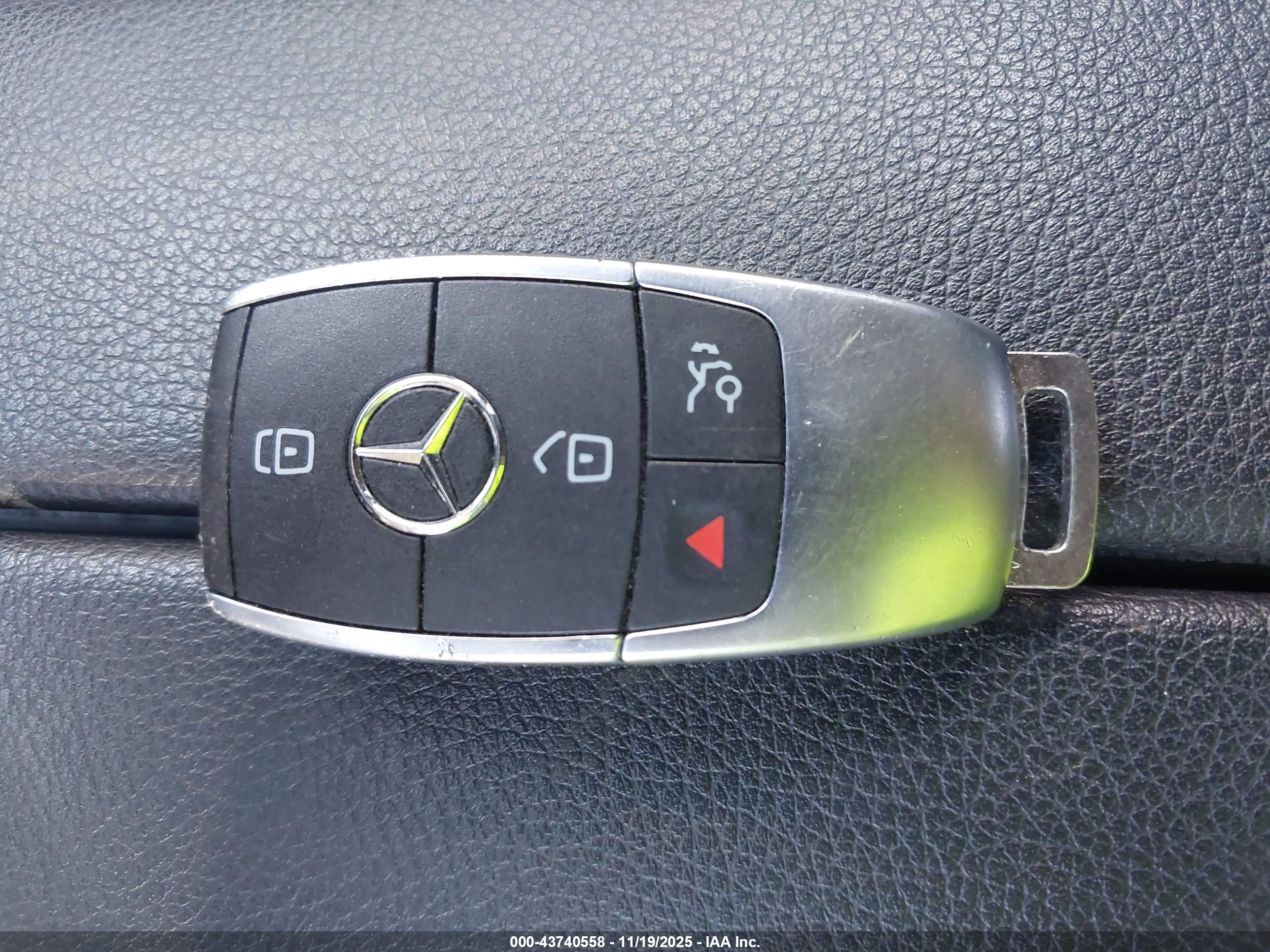 MERCEDES-BENZ GLA image 11