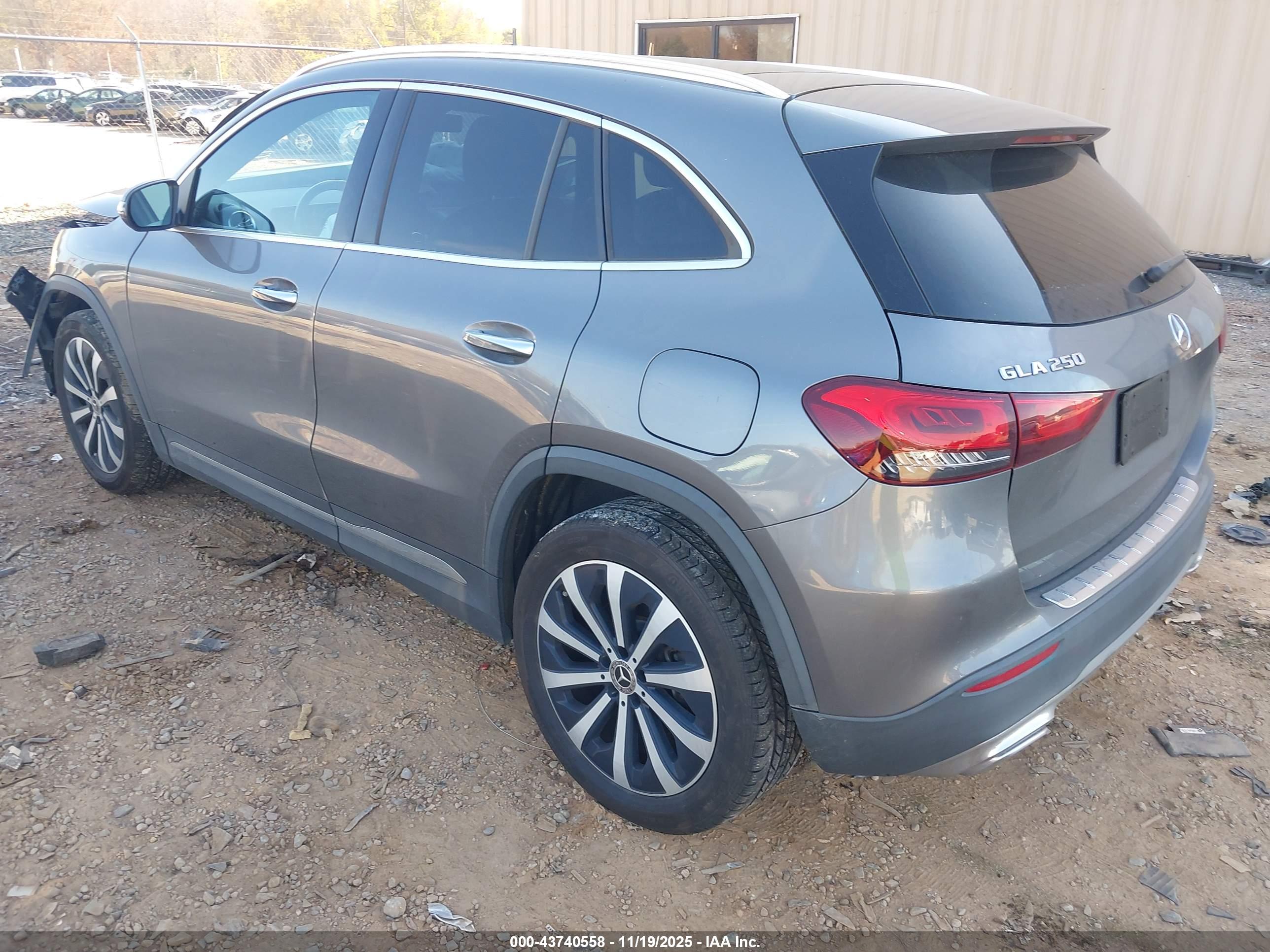 MERCEDES-BENZ GLA image 3
