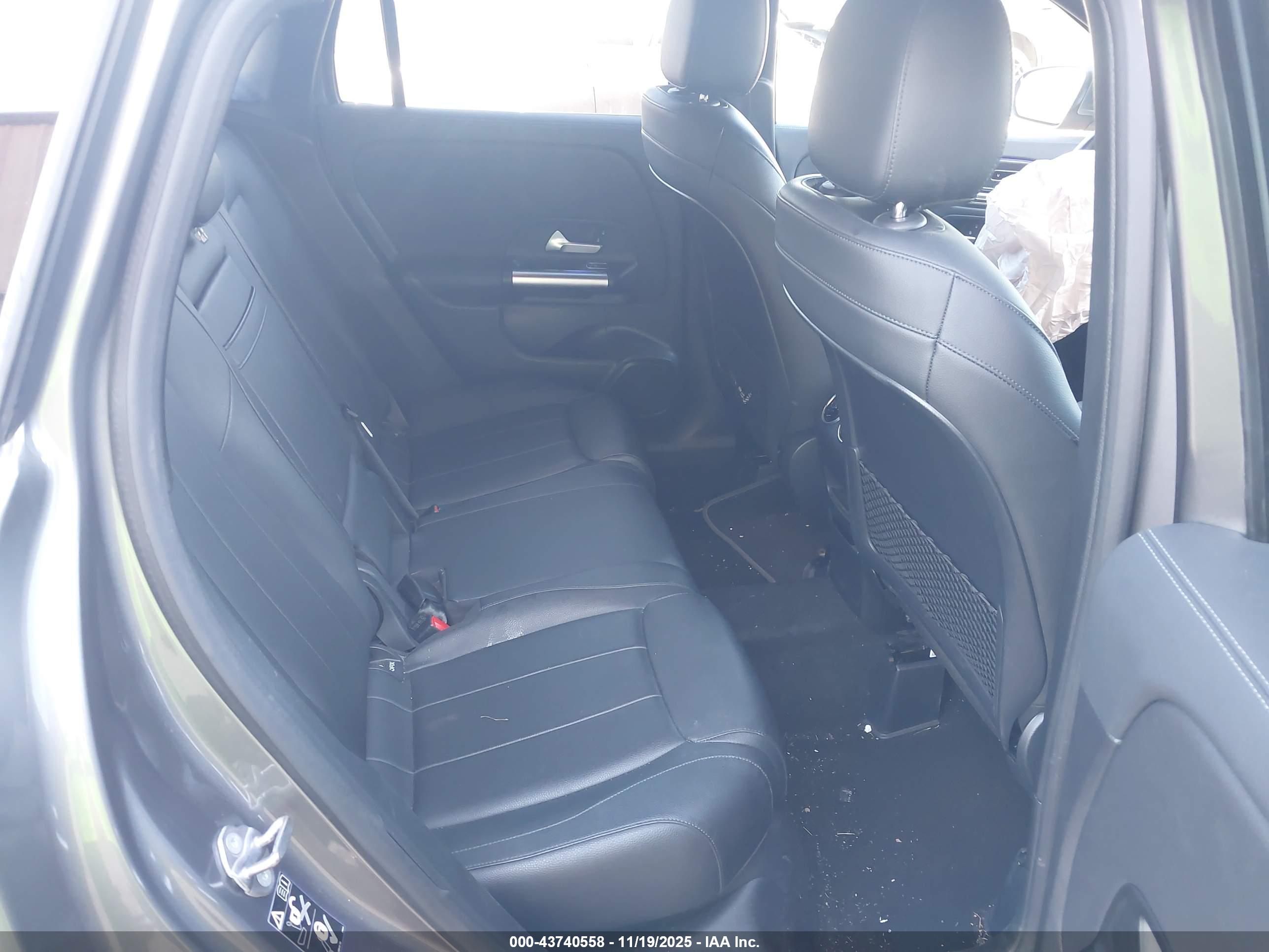 MERCEDES-BENZ GLA image 8