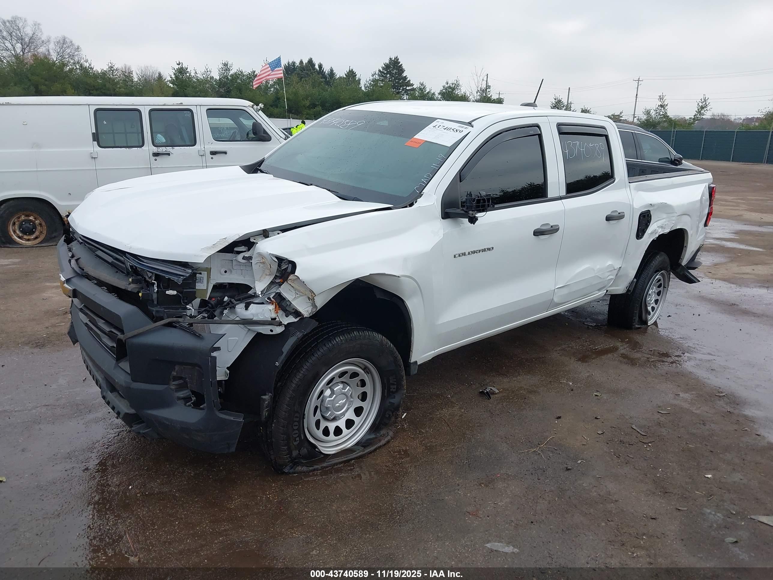 CHEVROLET COLORADO image 2