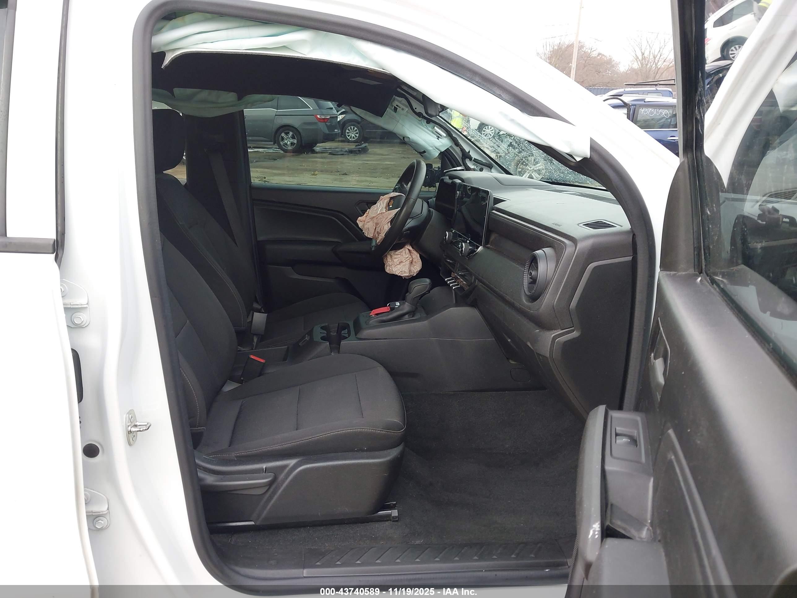 CHEVROLET COLORADO image 5