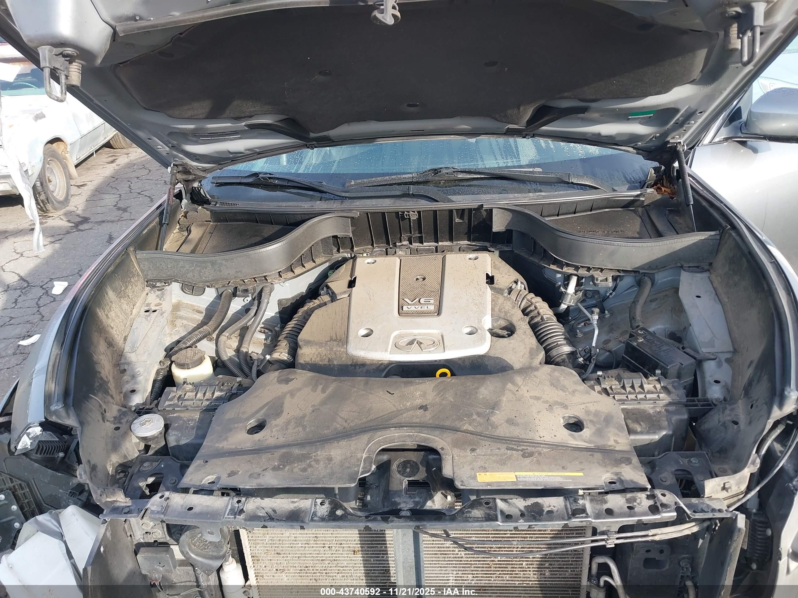 INFINITI QX70 image 10