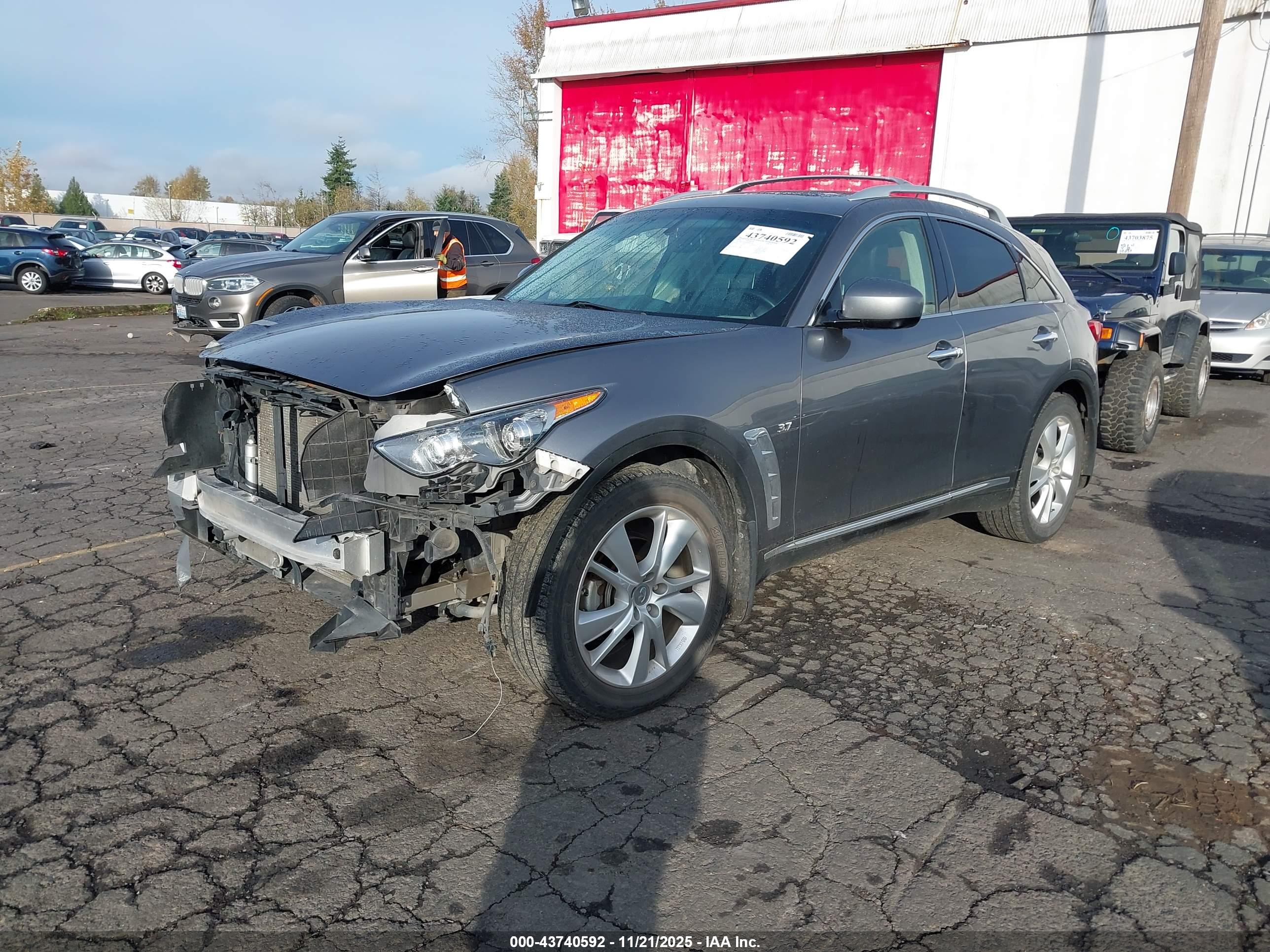 INFINITI QX70 image 2