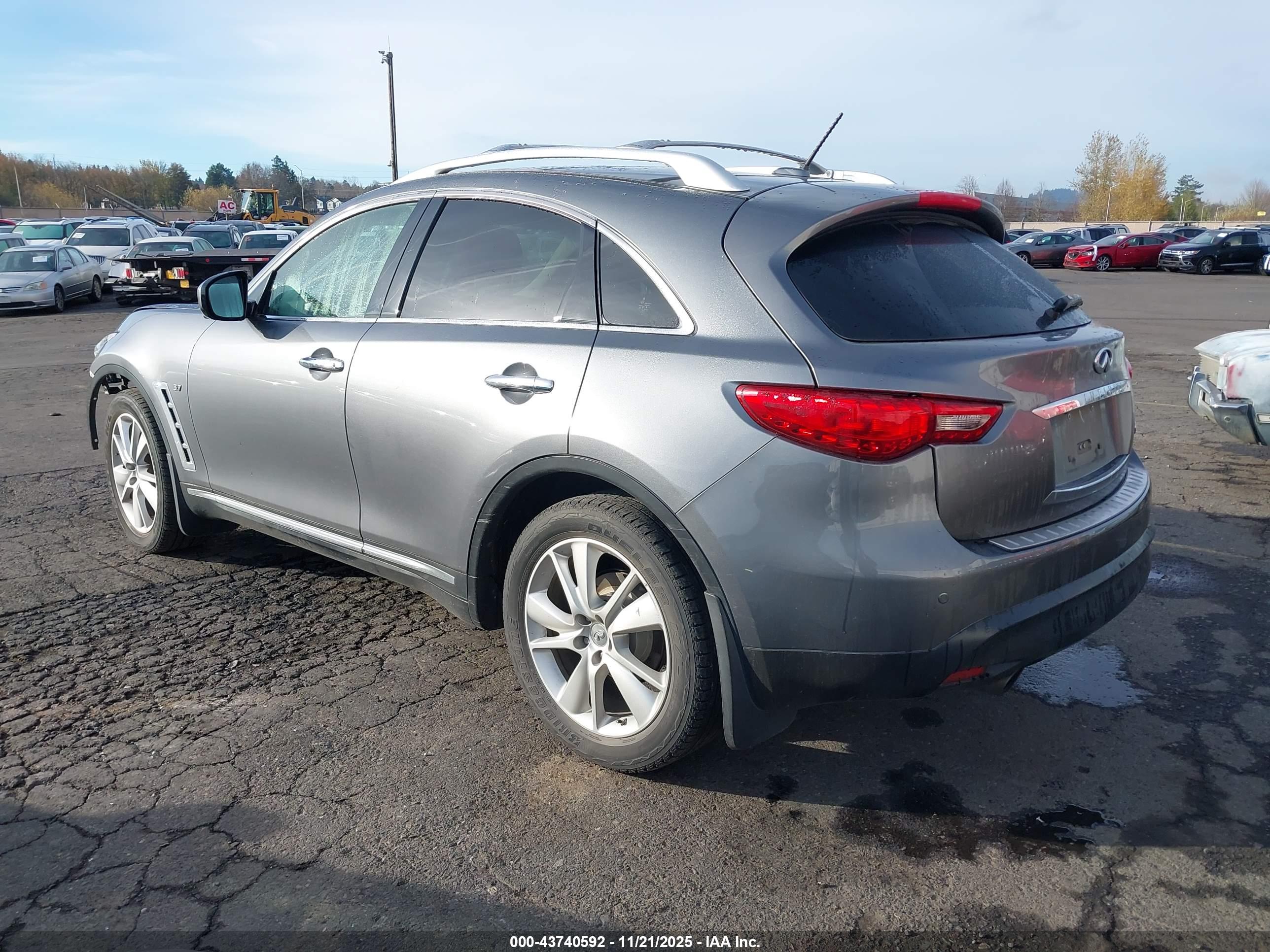 INFINITI QX70 image 3