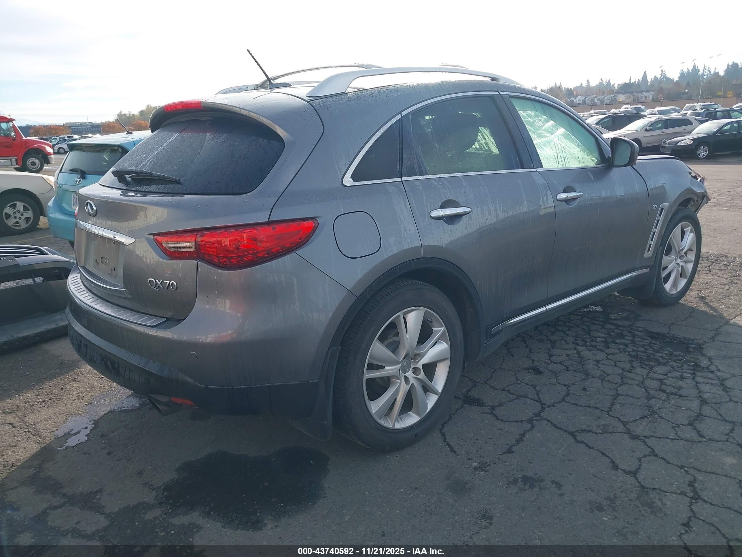 INFINITI QX70 image 4