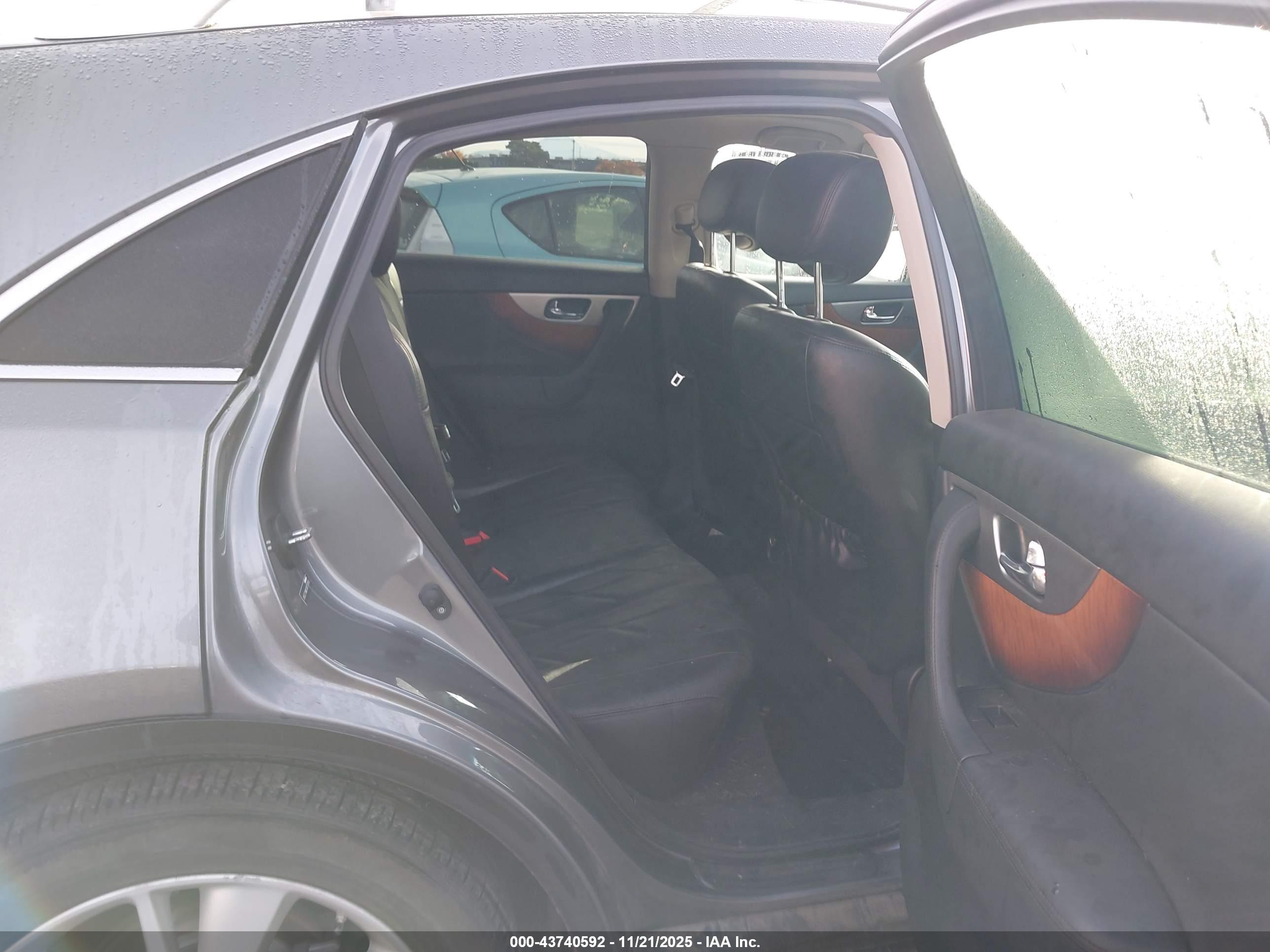 INFINITI QX70 image 8