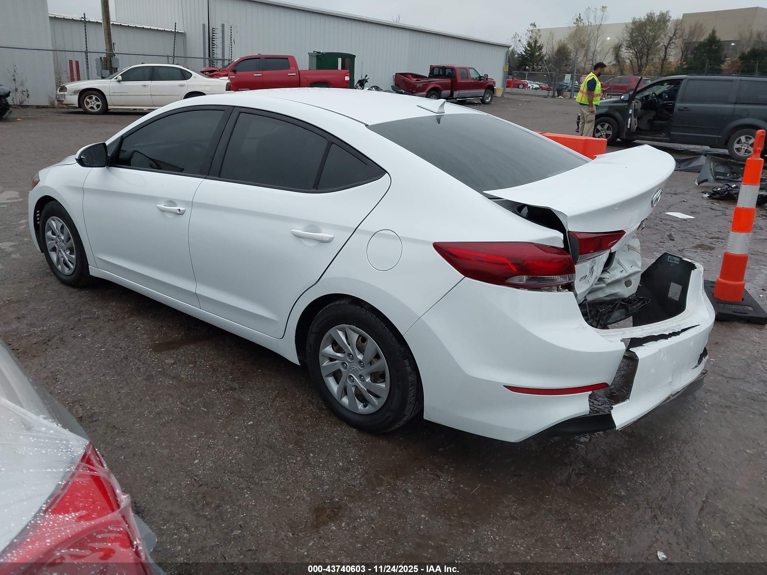 HYUNDAI ELANTRA image 3