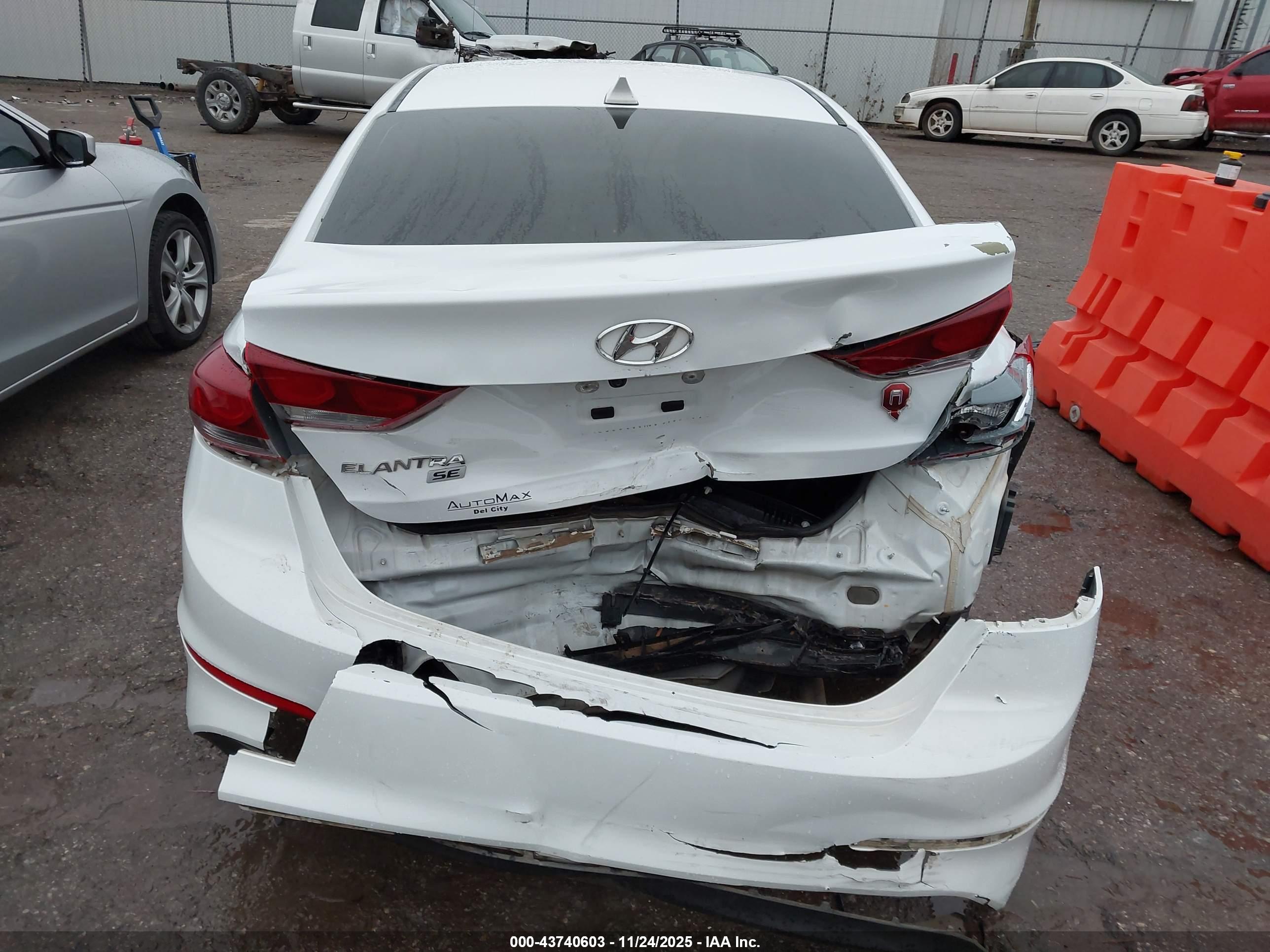 HYUNDAI ELANTRA image 6