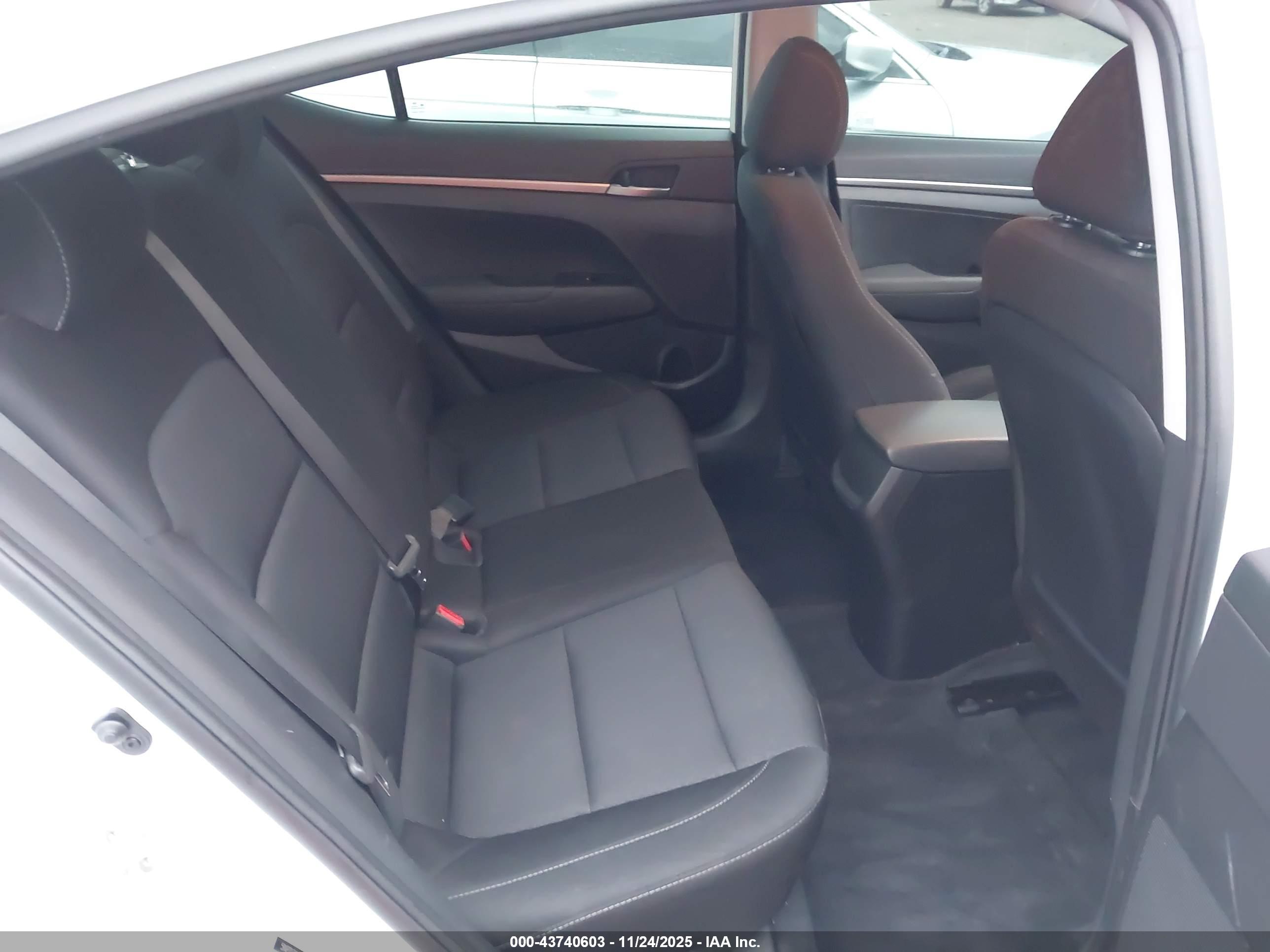HYUNDAI ELANTRA image 8