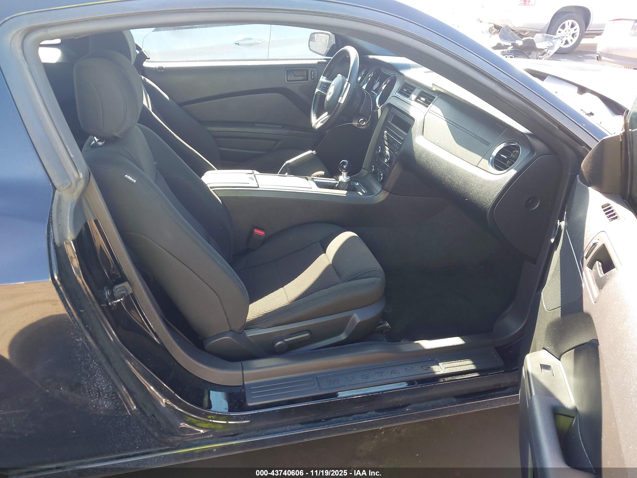 FORD MUSTANG image 5