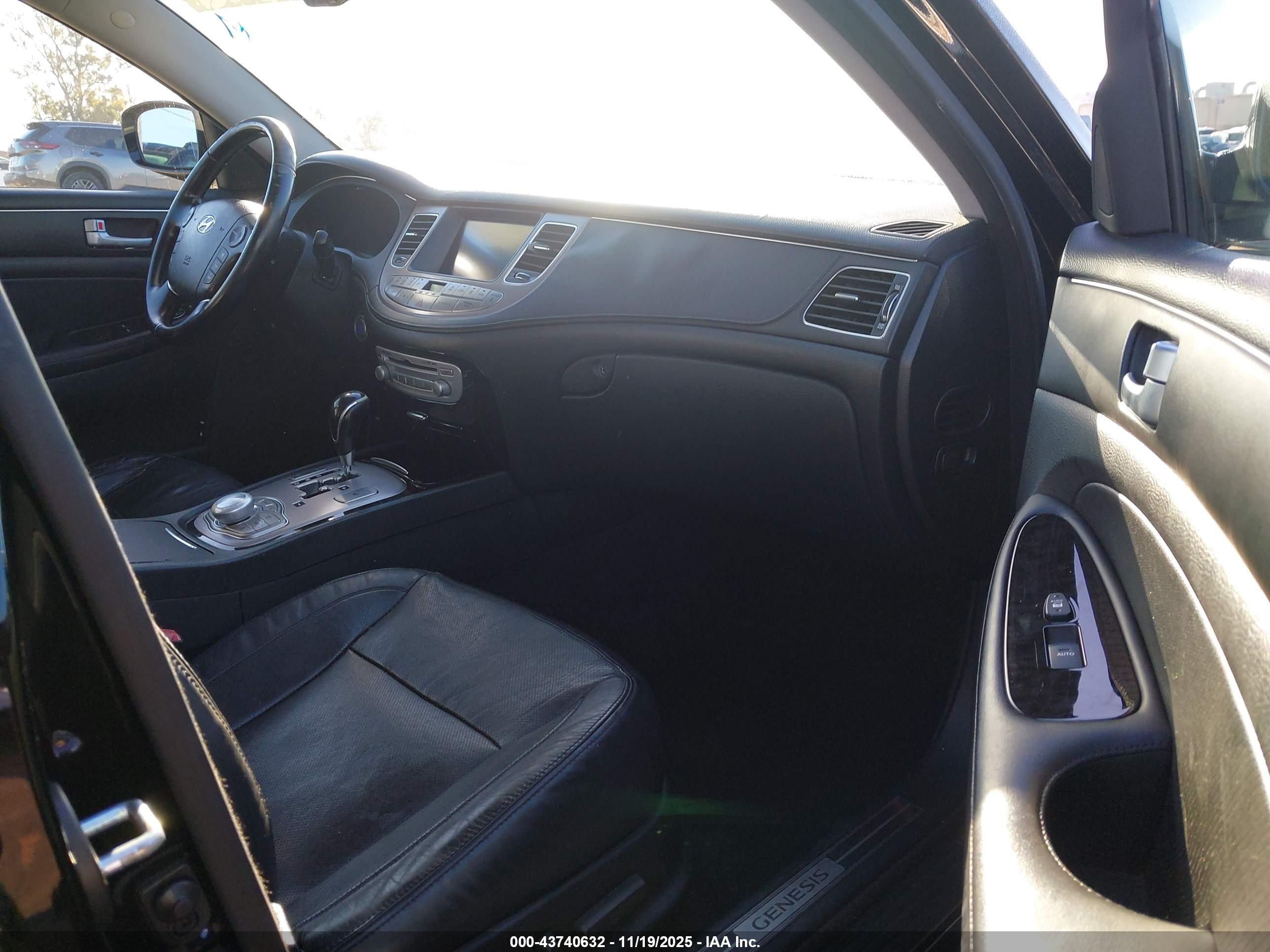 HYUNDAI GENESIS image 5