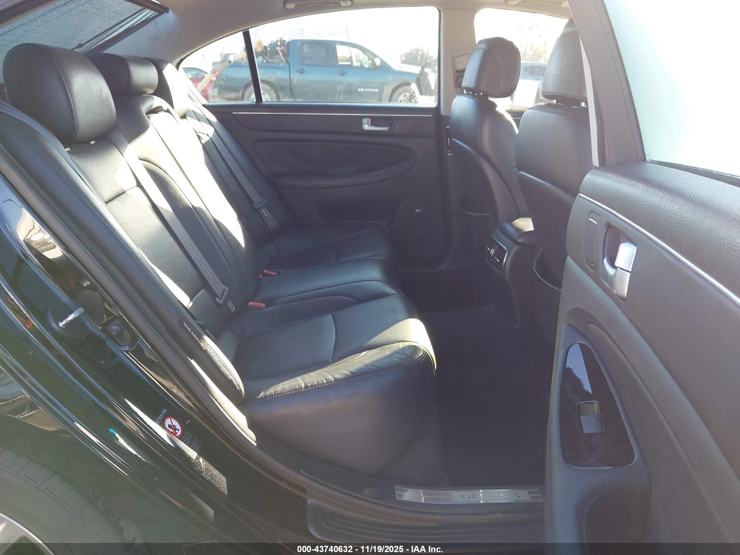 HYUNDAI GENESIS image 8
