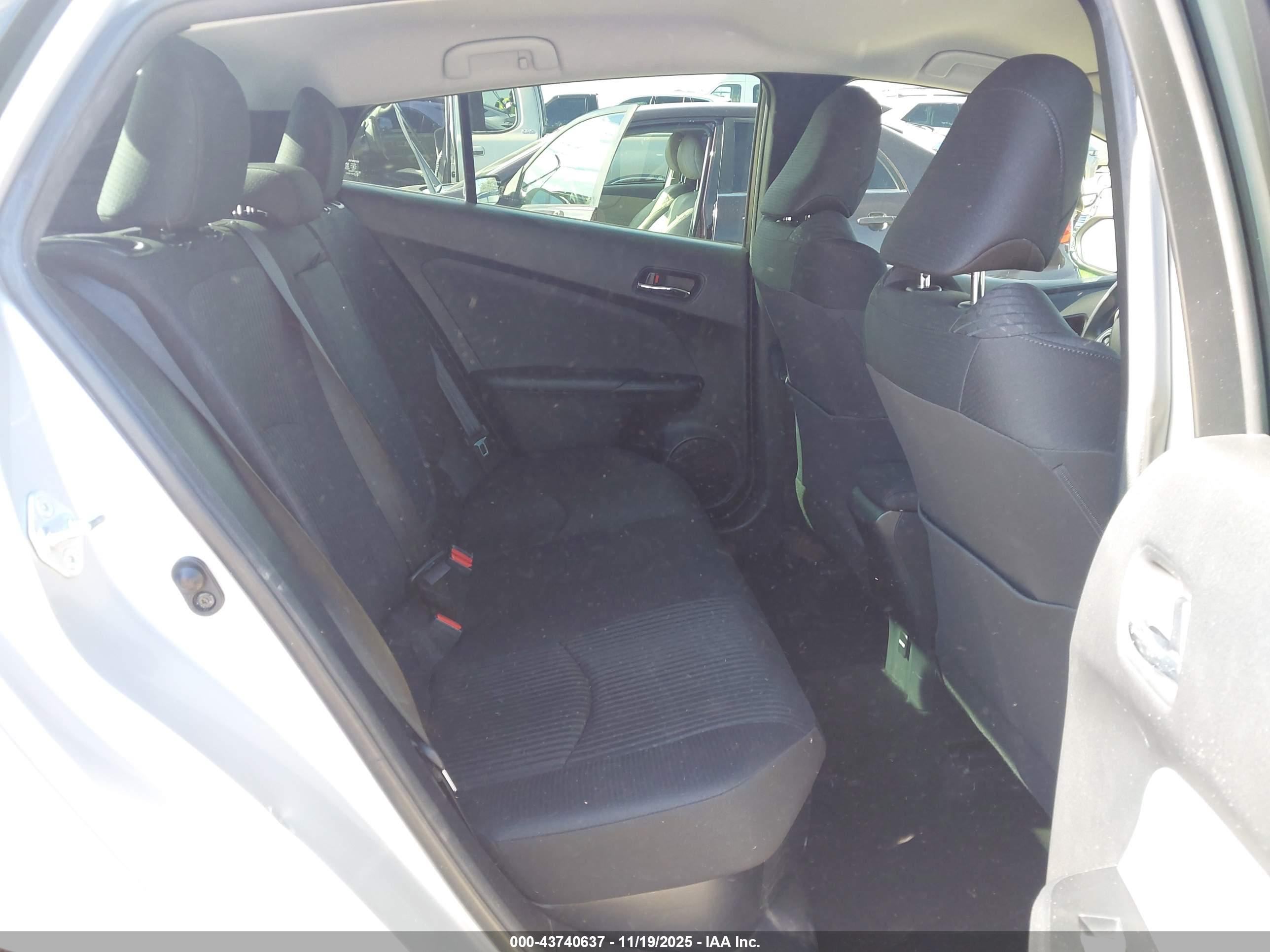 TOYOTA PRIUS image 8
