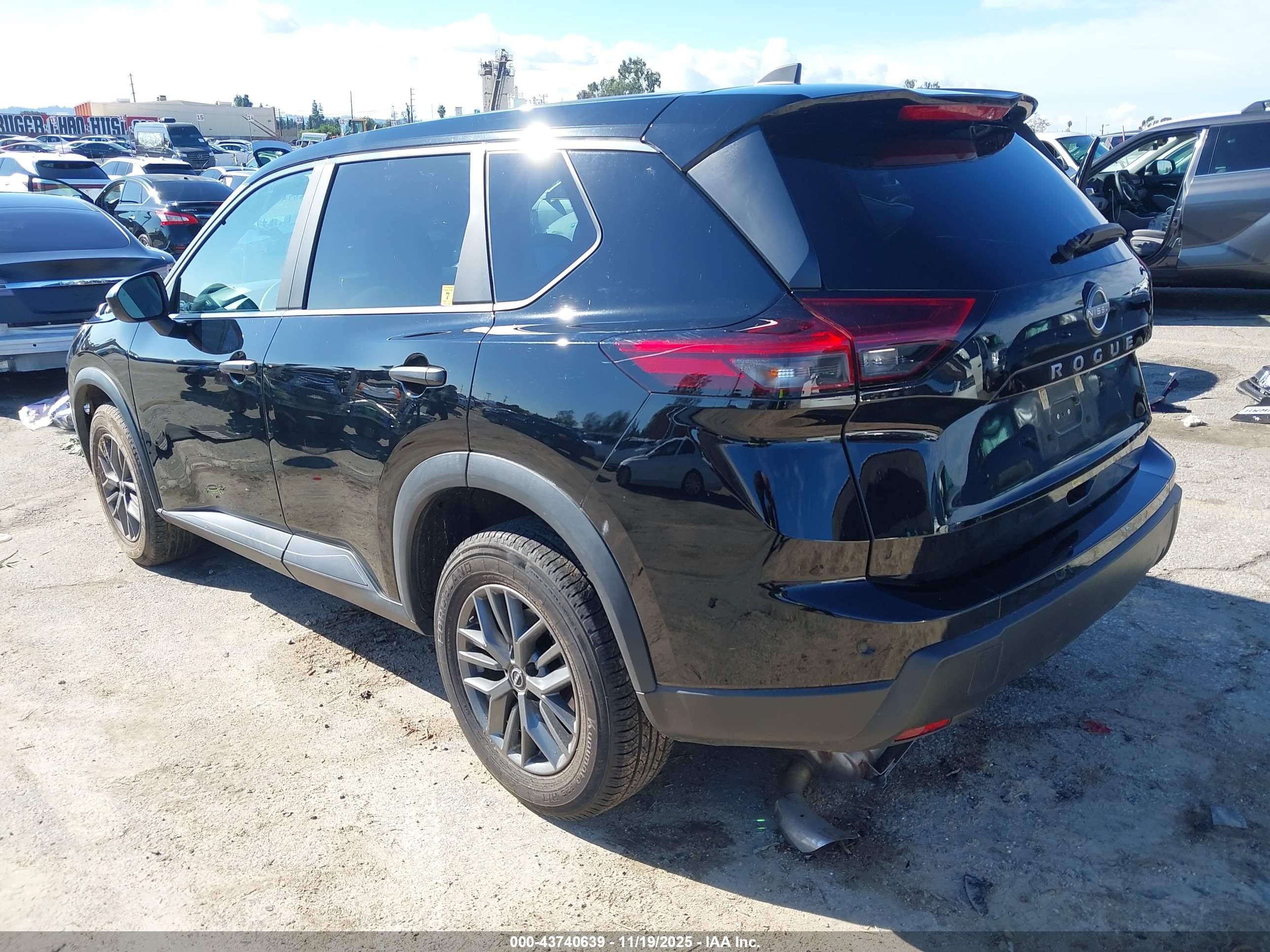 NISSAN ROGUE image 3